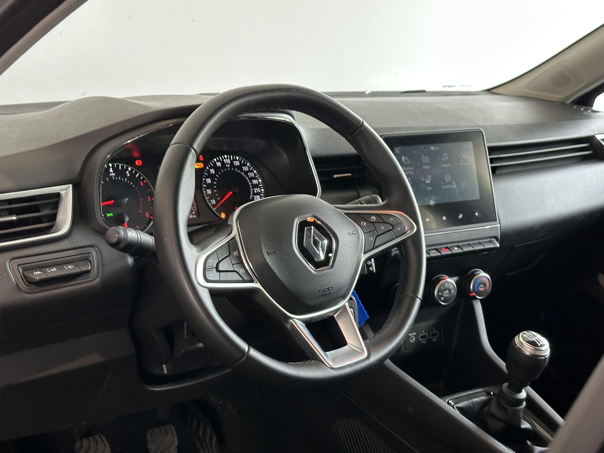 Renault Clio met kenteken P-280-TF – interieur