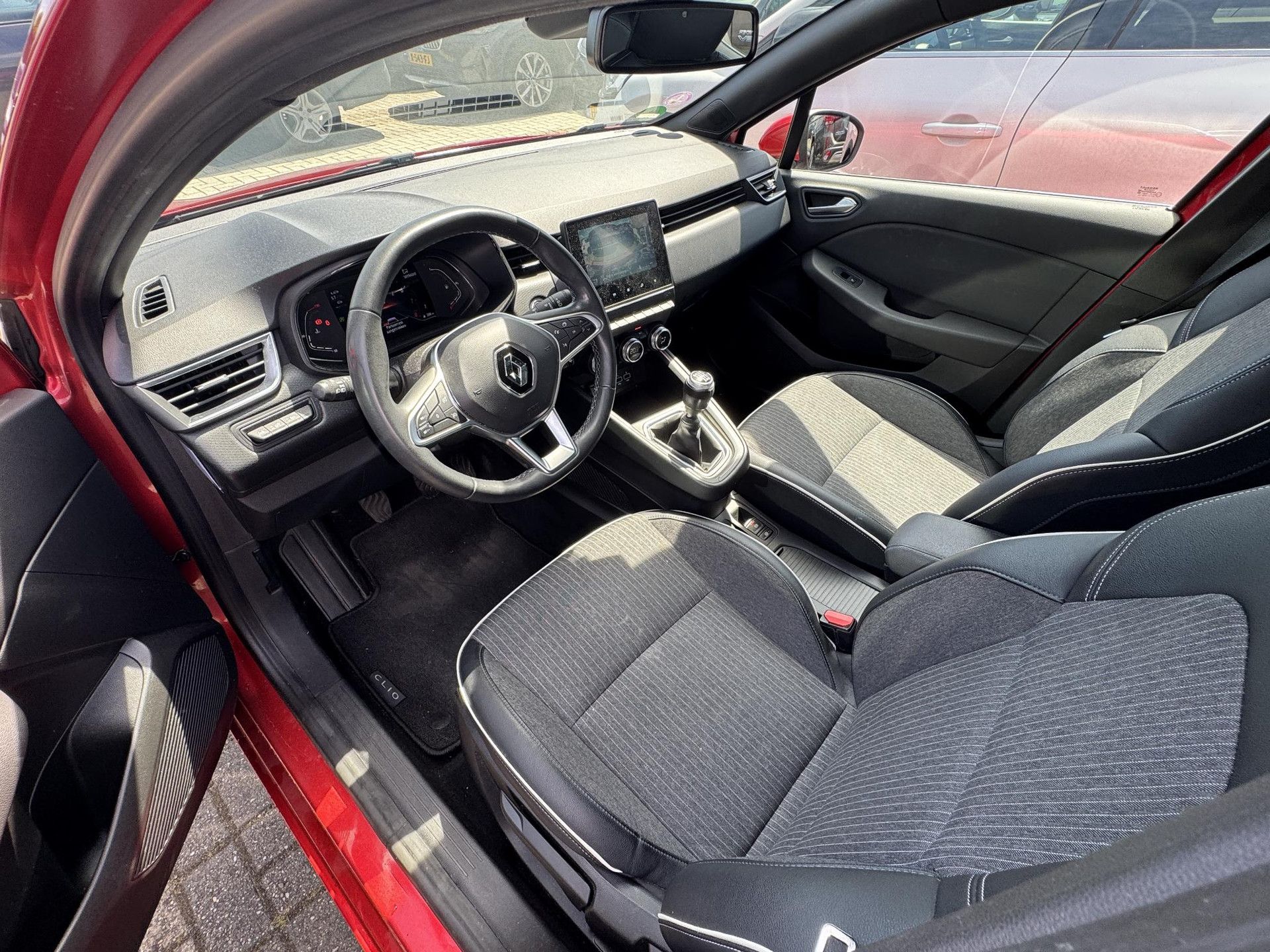 Renault Clio met kenteken P-634-DJ – interieur