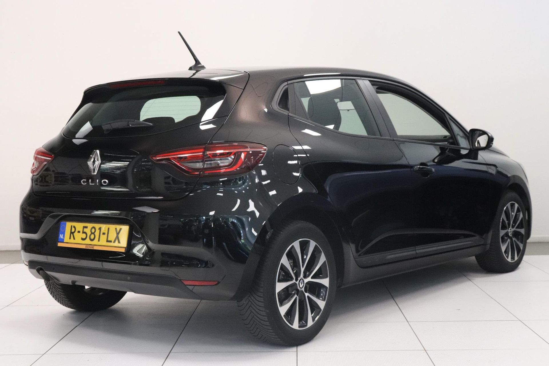 Renault Clio met kenteken R-581-LX – achteraanzicht
