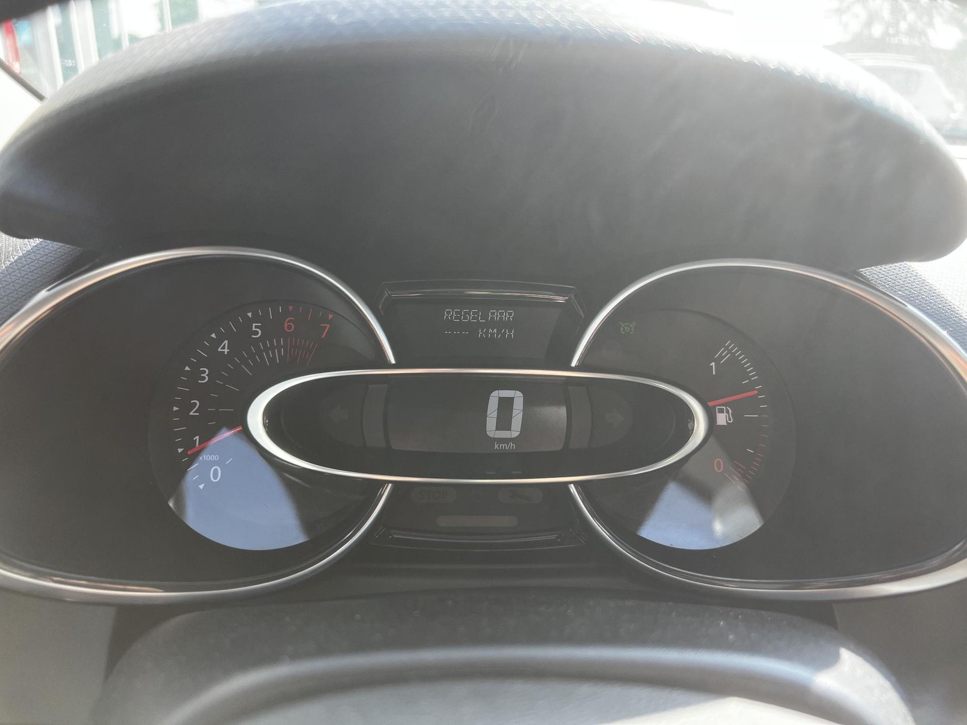 Renault Clio met kenteken RL-763-V – dashboard