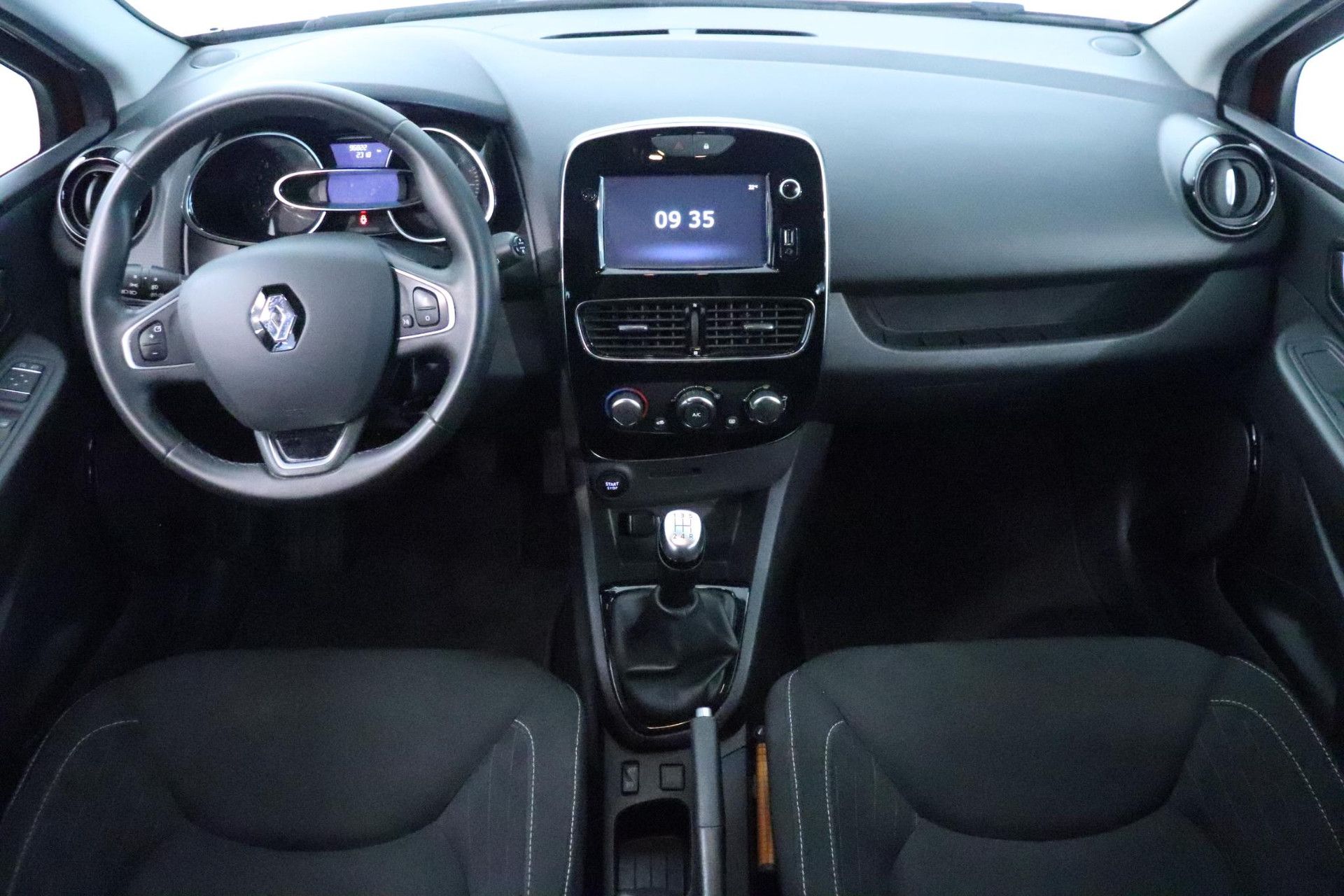 Renault Clio met kenteken SZ-760-J – interieur