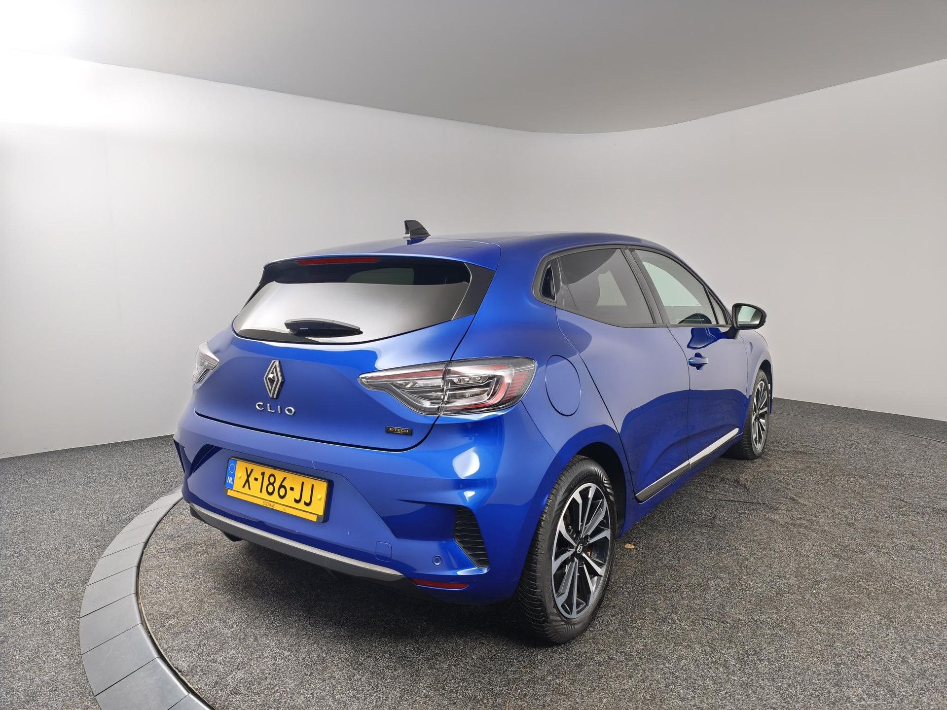 Renault Clio met kenteken X-186-JJ – achteraanzicht