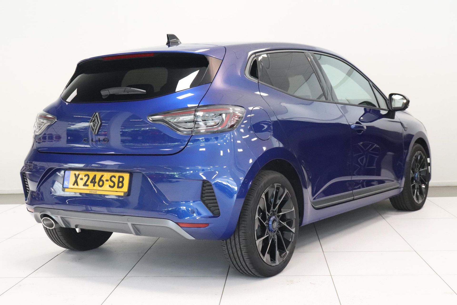 Renault Clio met kenteken X-246-SB – achteraanzicht