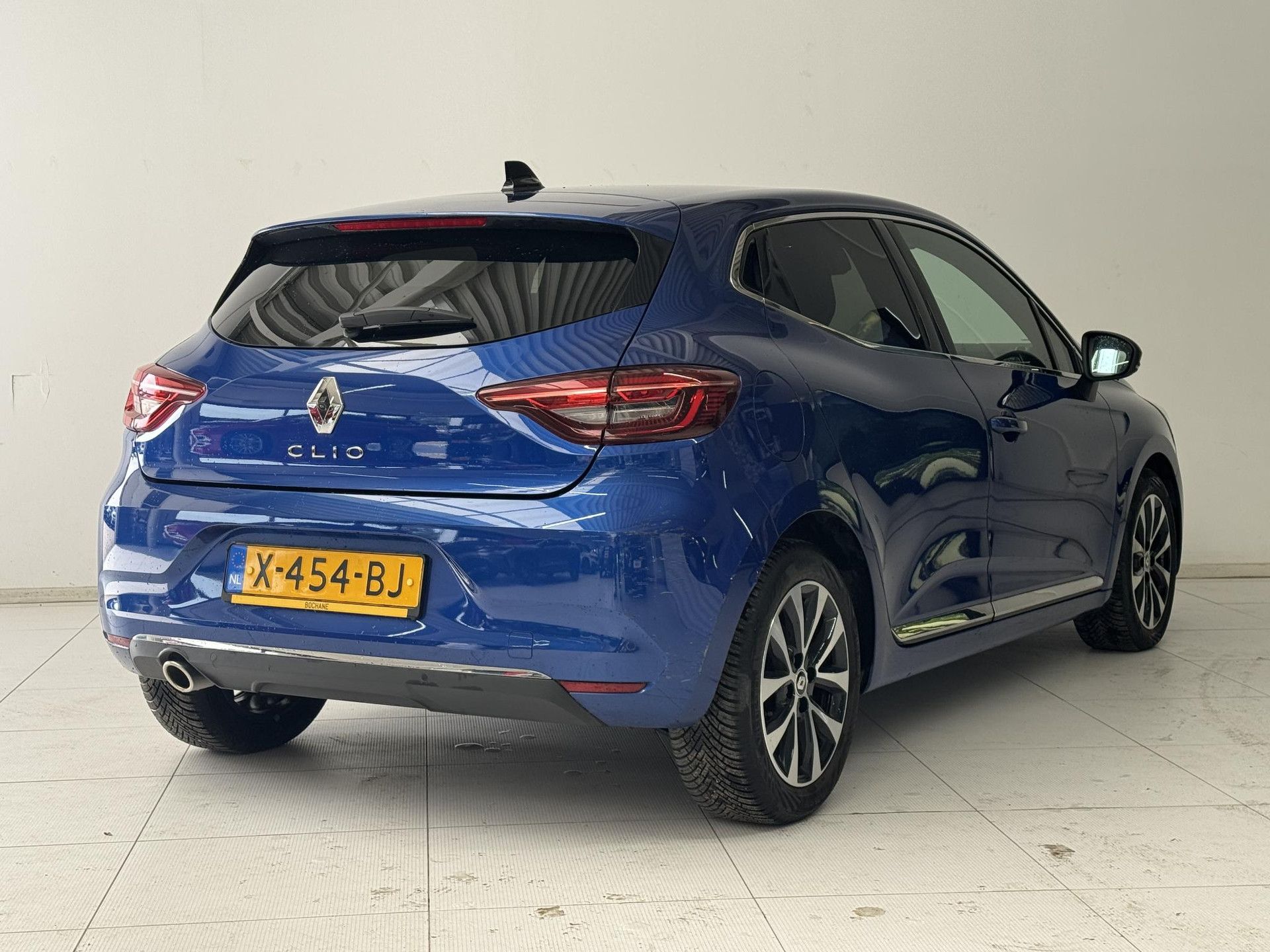 Renault Clio met kenteken X-454-BJ – achteraanzicht