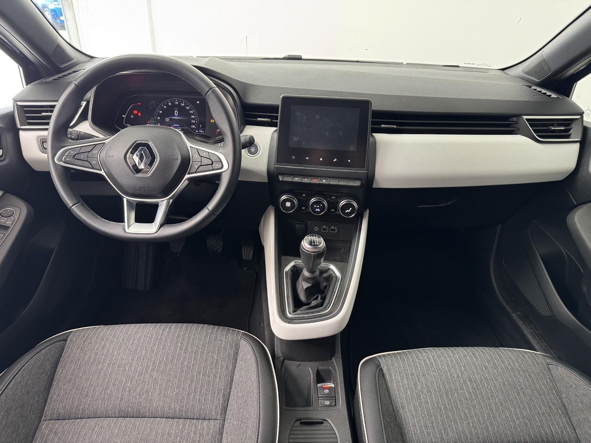 Renault Clio met kenteken X-454-BJ – interieur