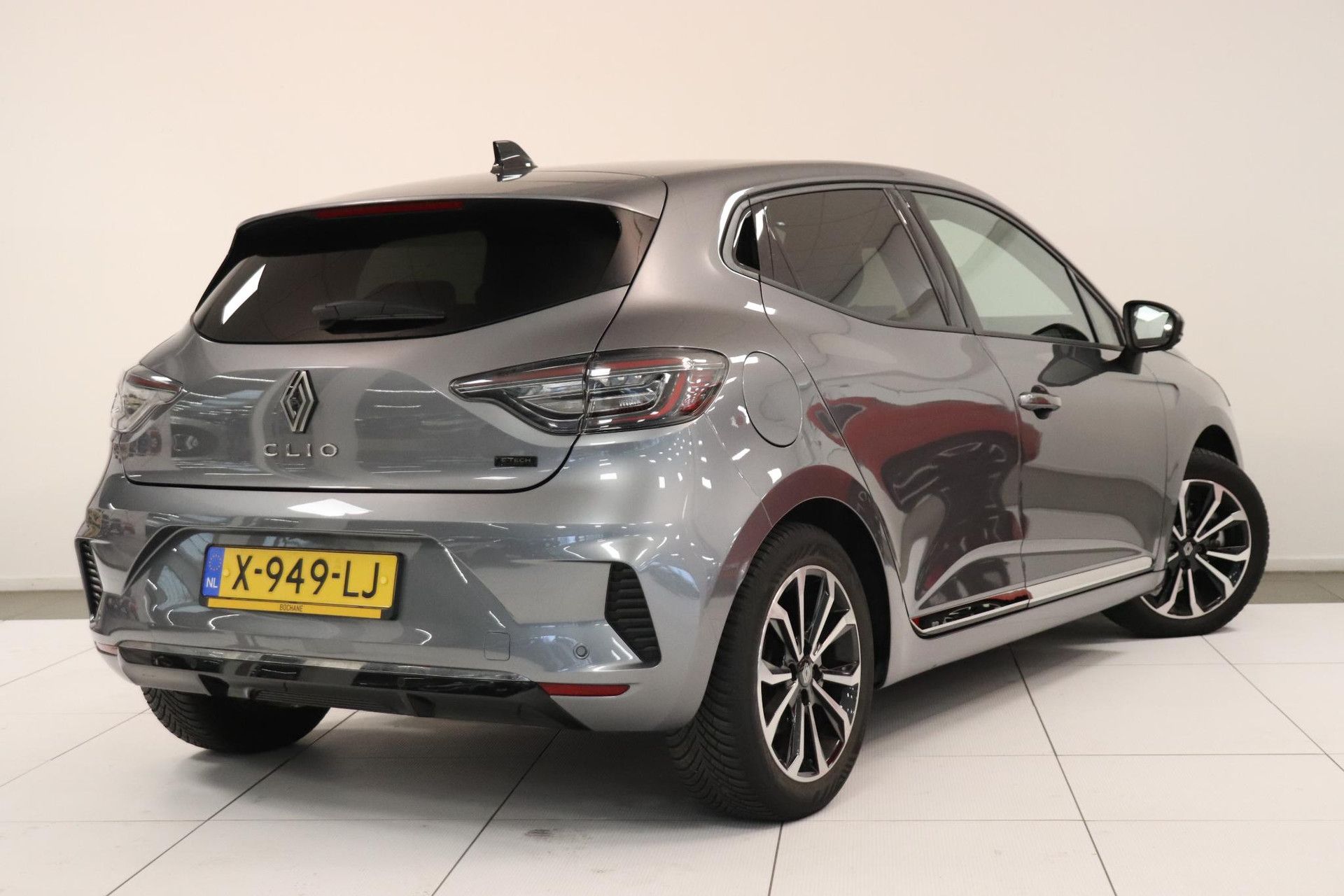 Renault Clio met kenteken X-949-LJ – achteraanzicht