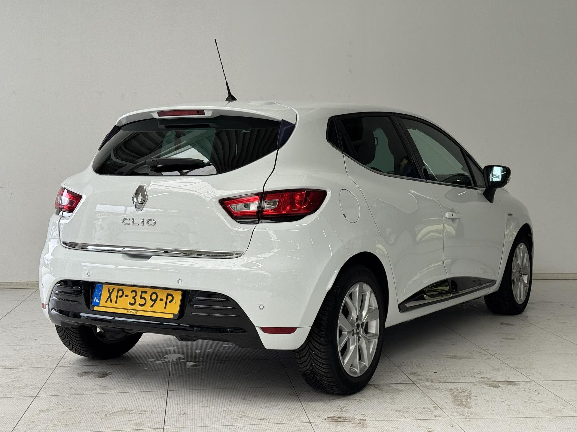 Renault Clio met kenteken XP-359-P – achteraanzicht