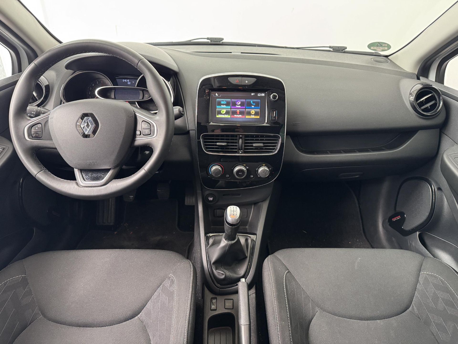 Renault Clio met kenteken XP-359-P – interieur
