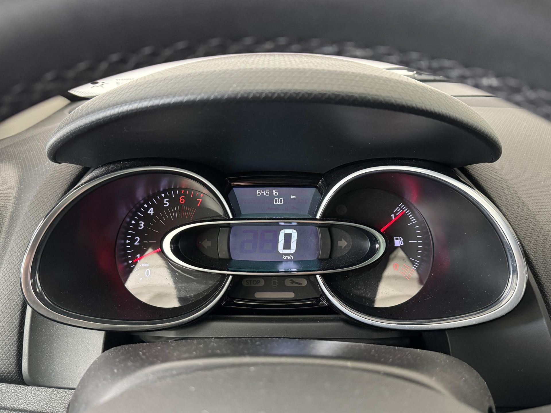 Renault Clio met kenteken XP-359-P – dashboard
