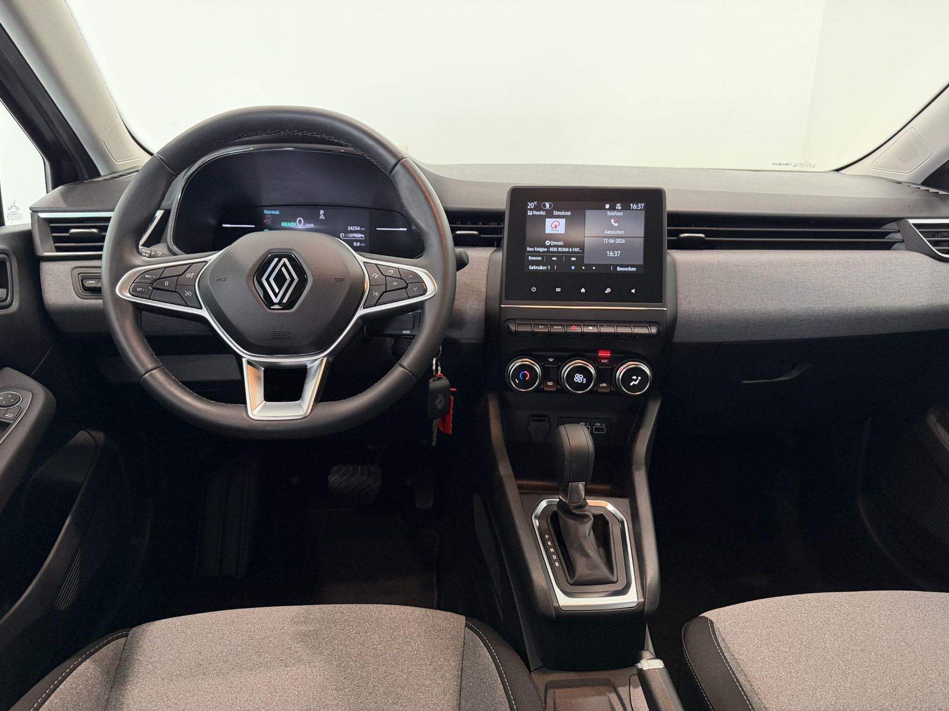 Renault Clio met kenteken Z-165-JJ – interieur