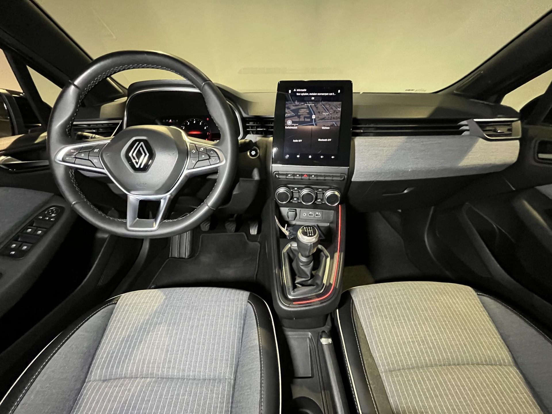 Renault Clio met kenteken Z-751-LP – interieur