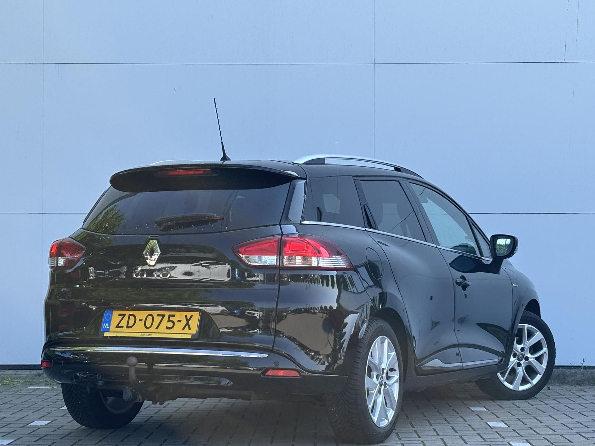 Renault Clio met kenteken ZD-075-X – achteraanzicht