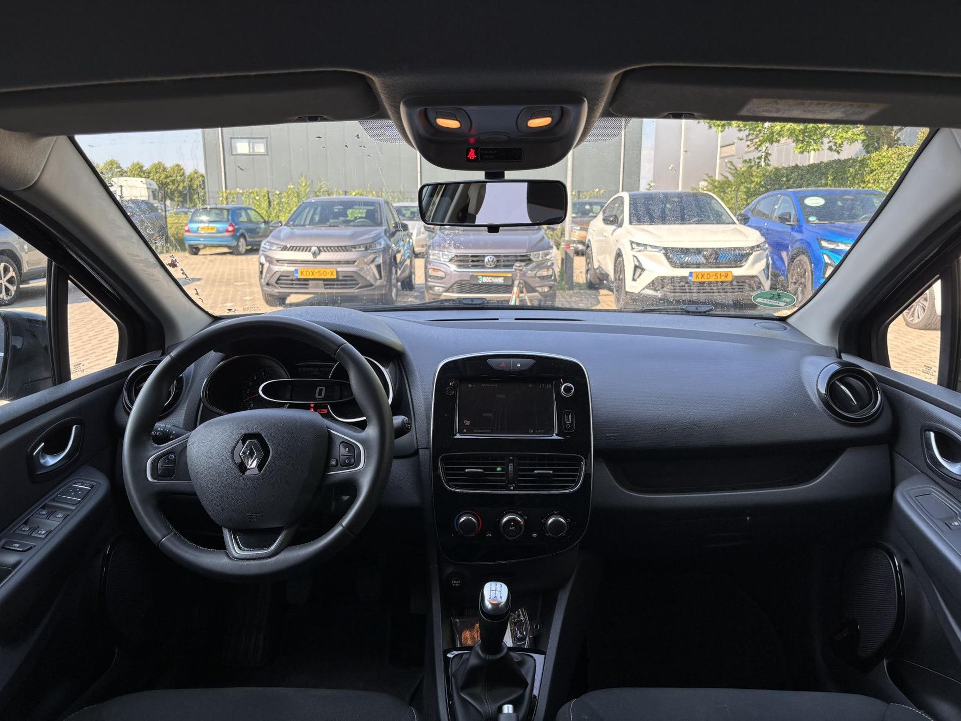 Renault Clio met kenteken ZD-075-X – interieur