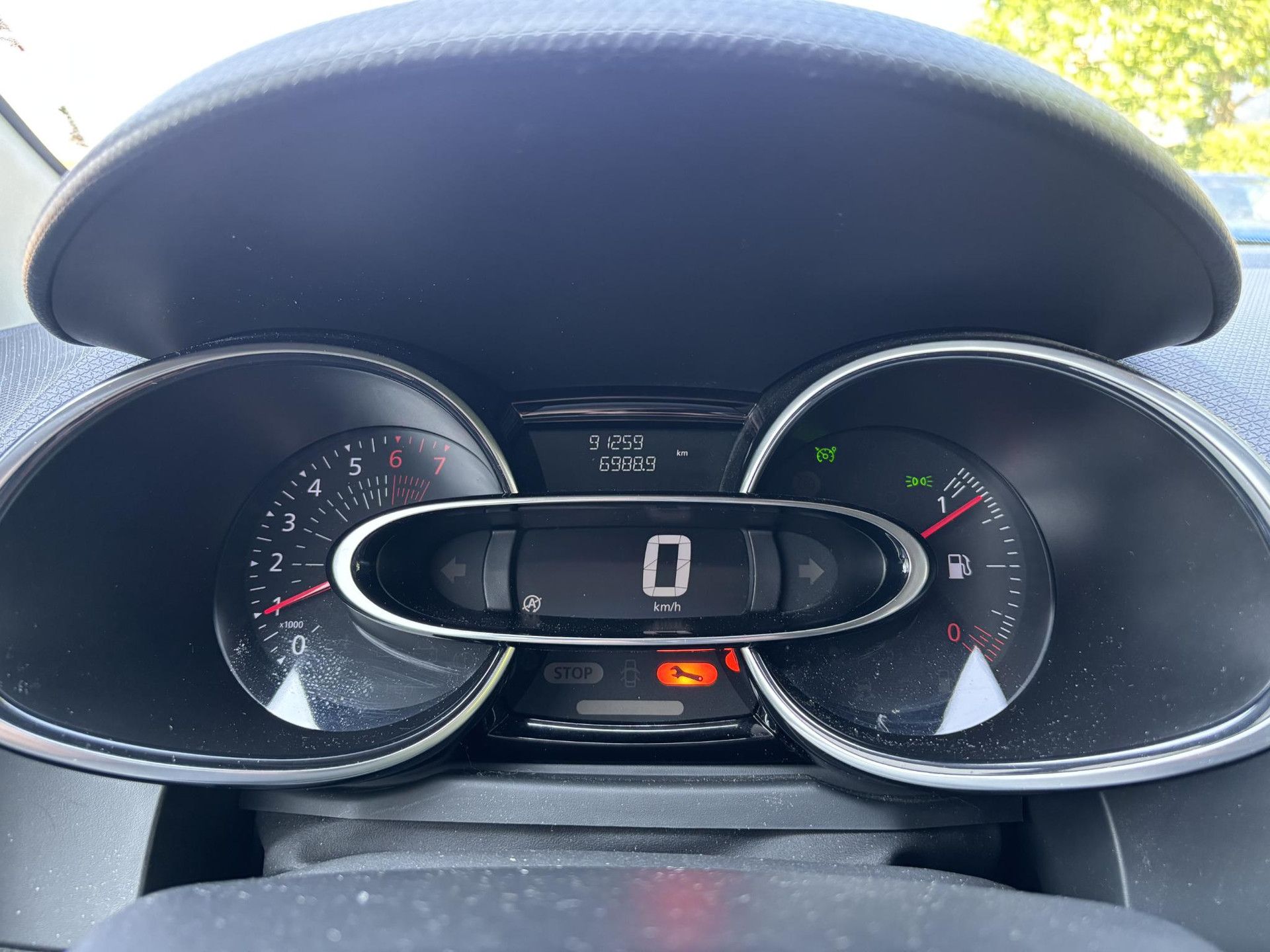 Renault Clio met kenteken ZD-075-X – dashboard