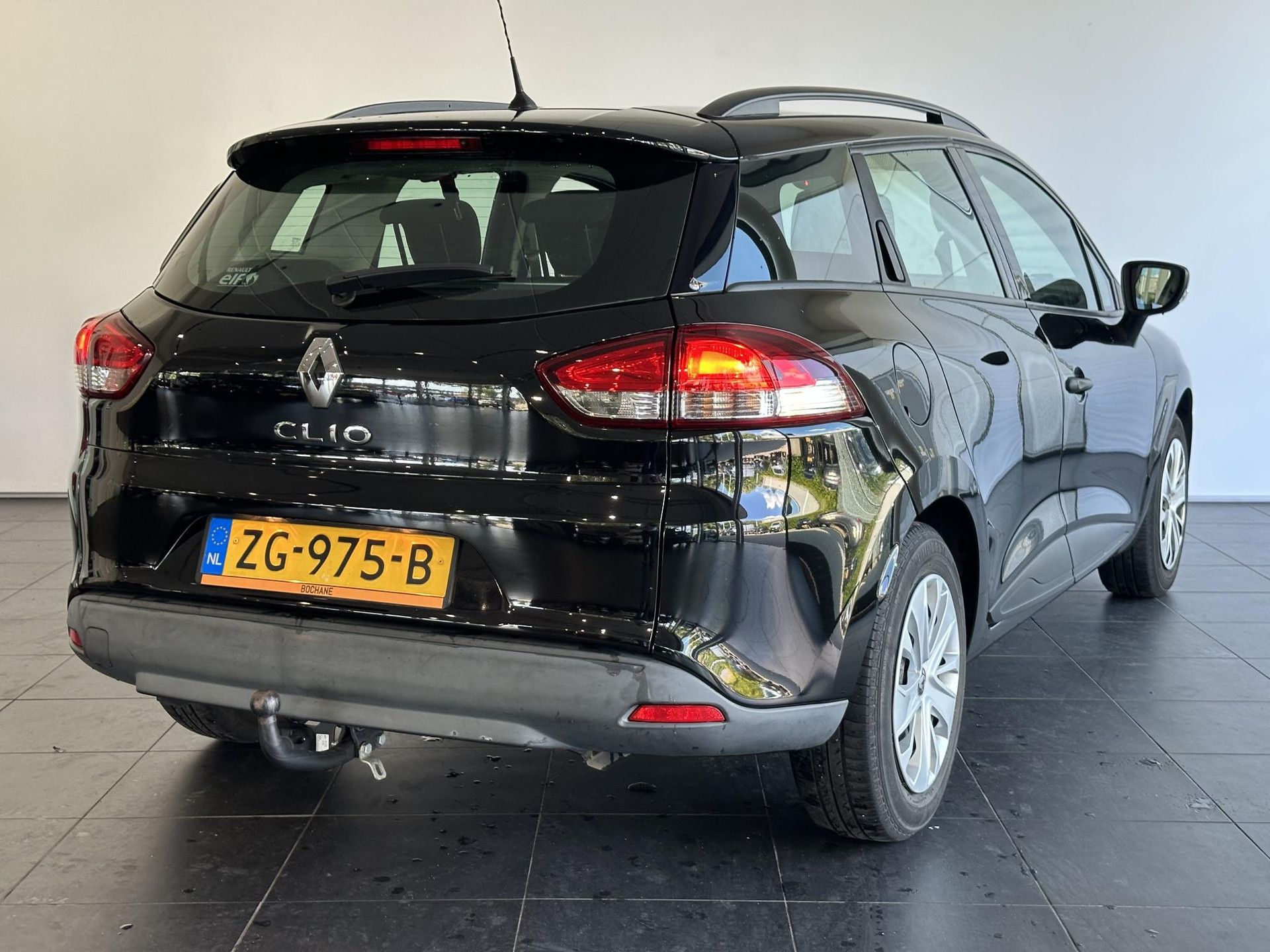 Renault Clio met kenteken ZG-975-B – achteraanzicht
