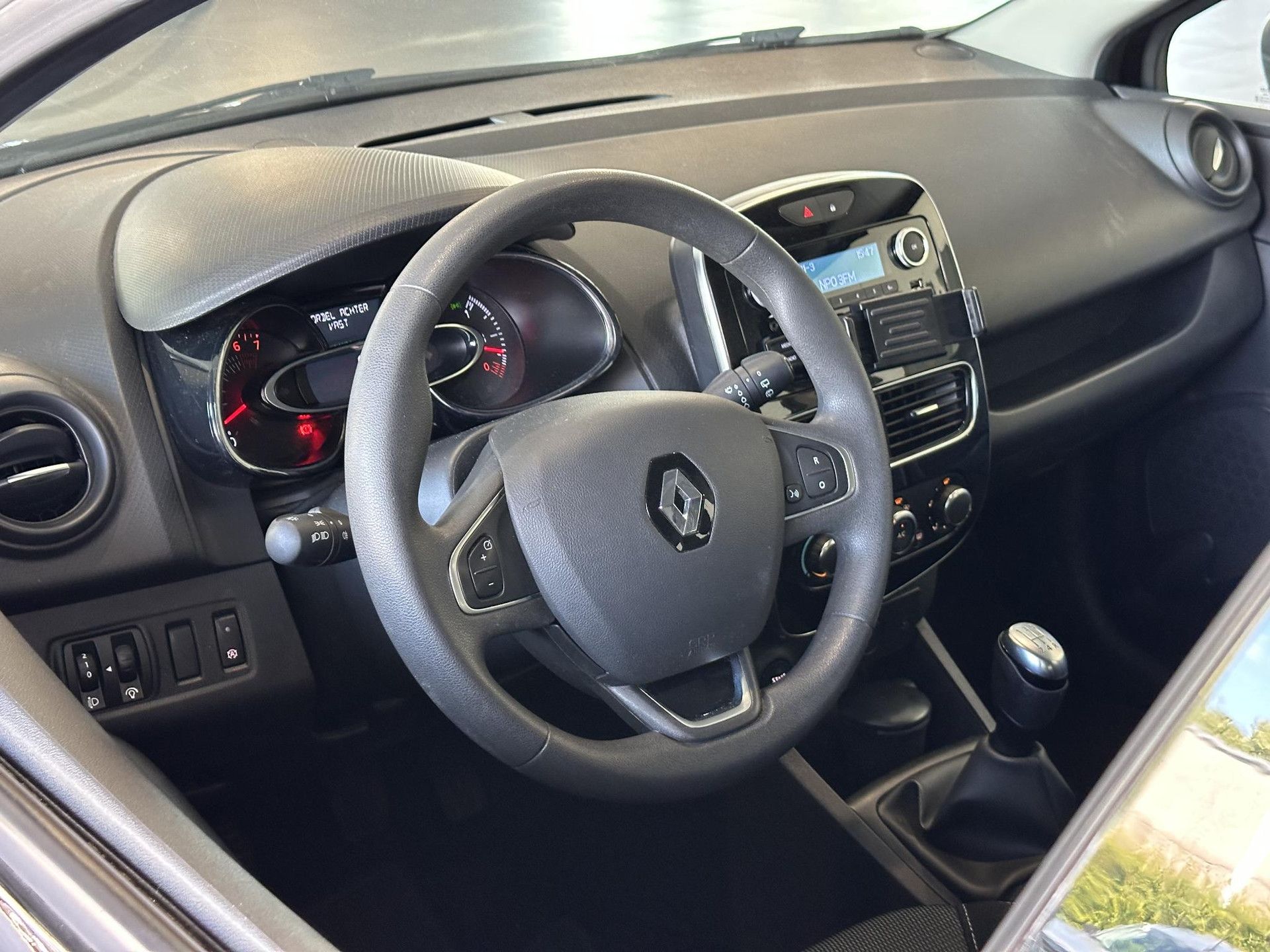 Renault Clio met kenteken ZG-975-B – interieur