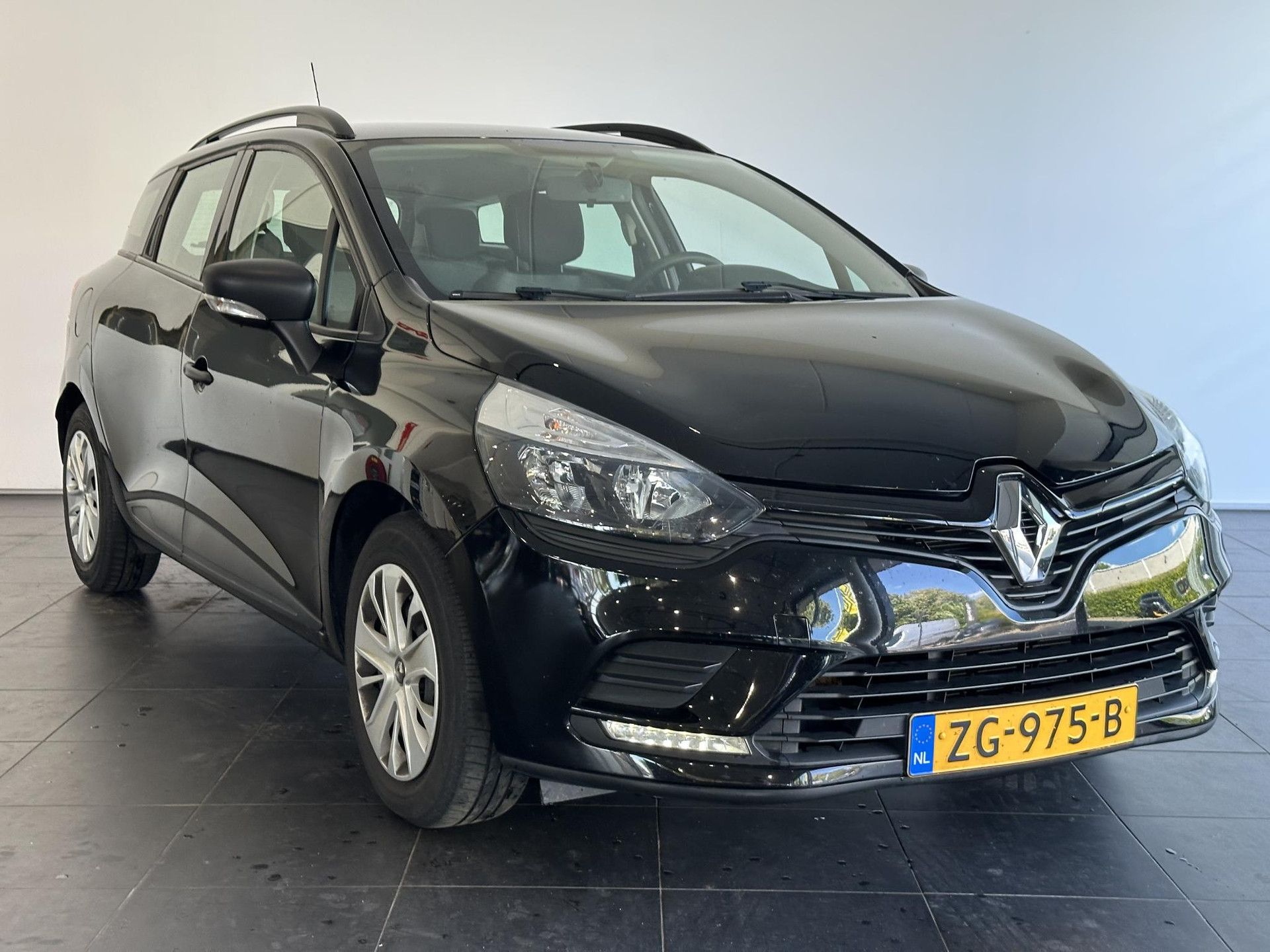 Renault Clio met kenteken ZG-975-B – detailfoto