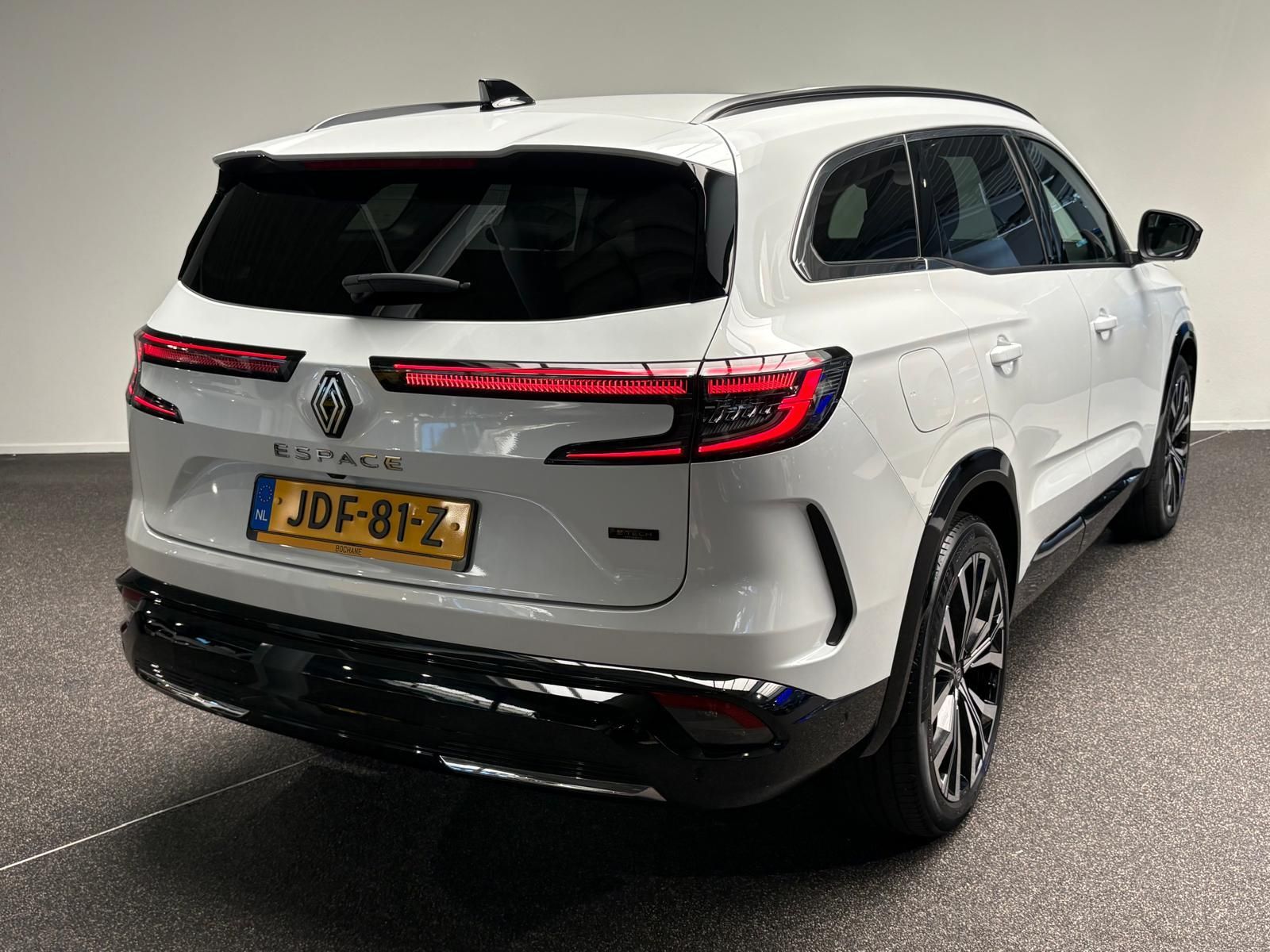 Renault Espace met kenteken JDF-81-Z – achteraanzicht