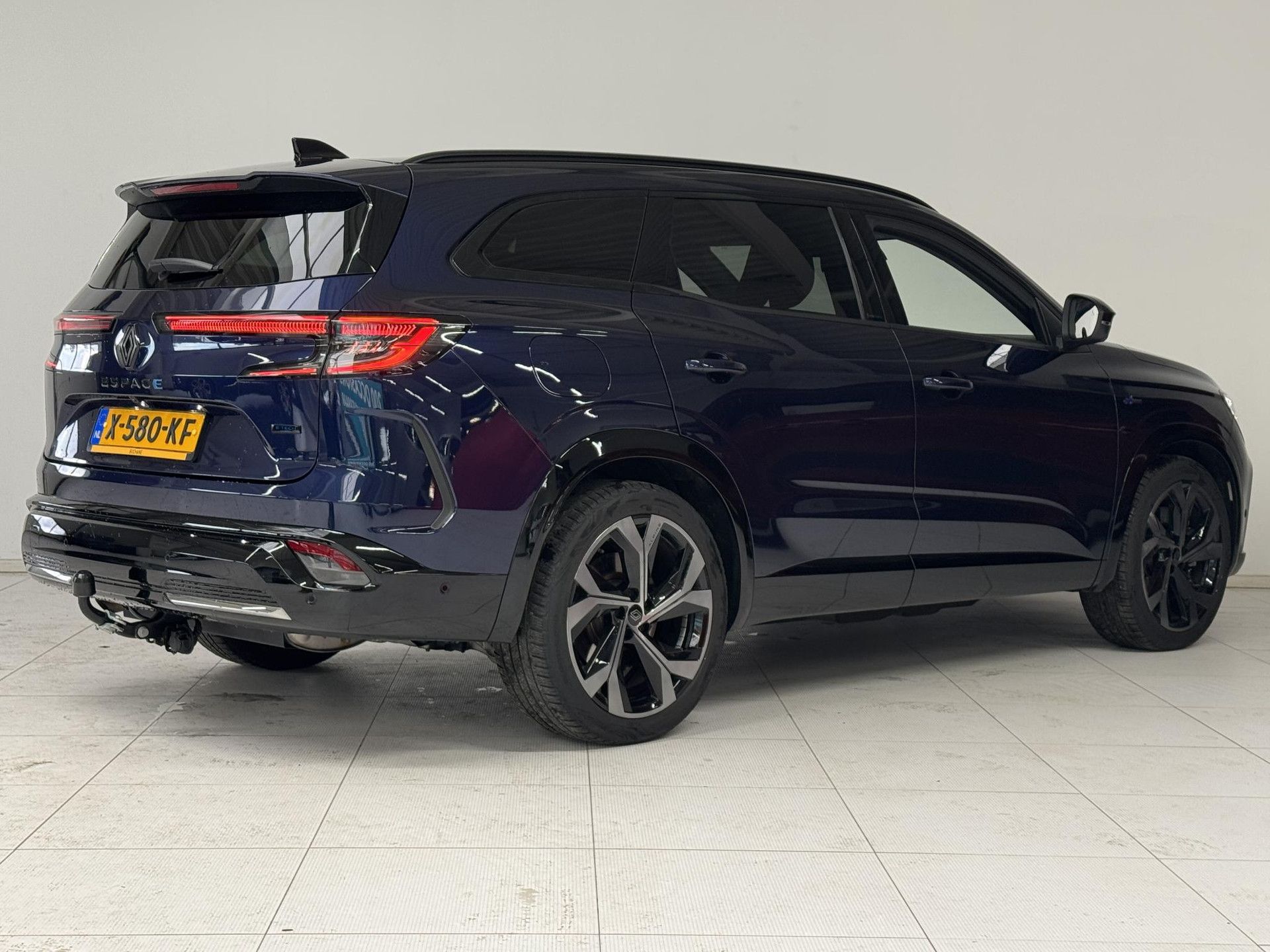 Renault Espace met kenteken X-580-KF – achteraanzicht