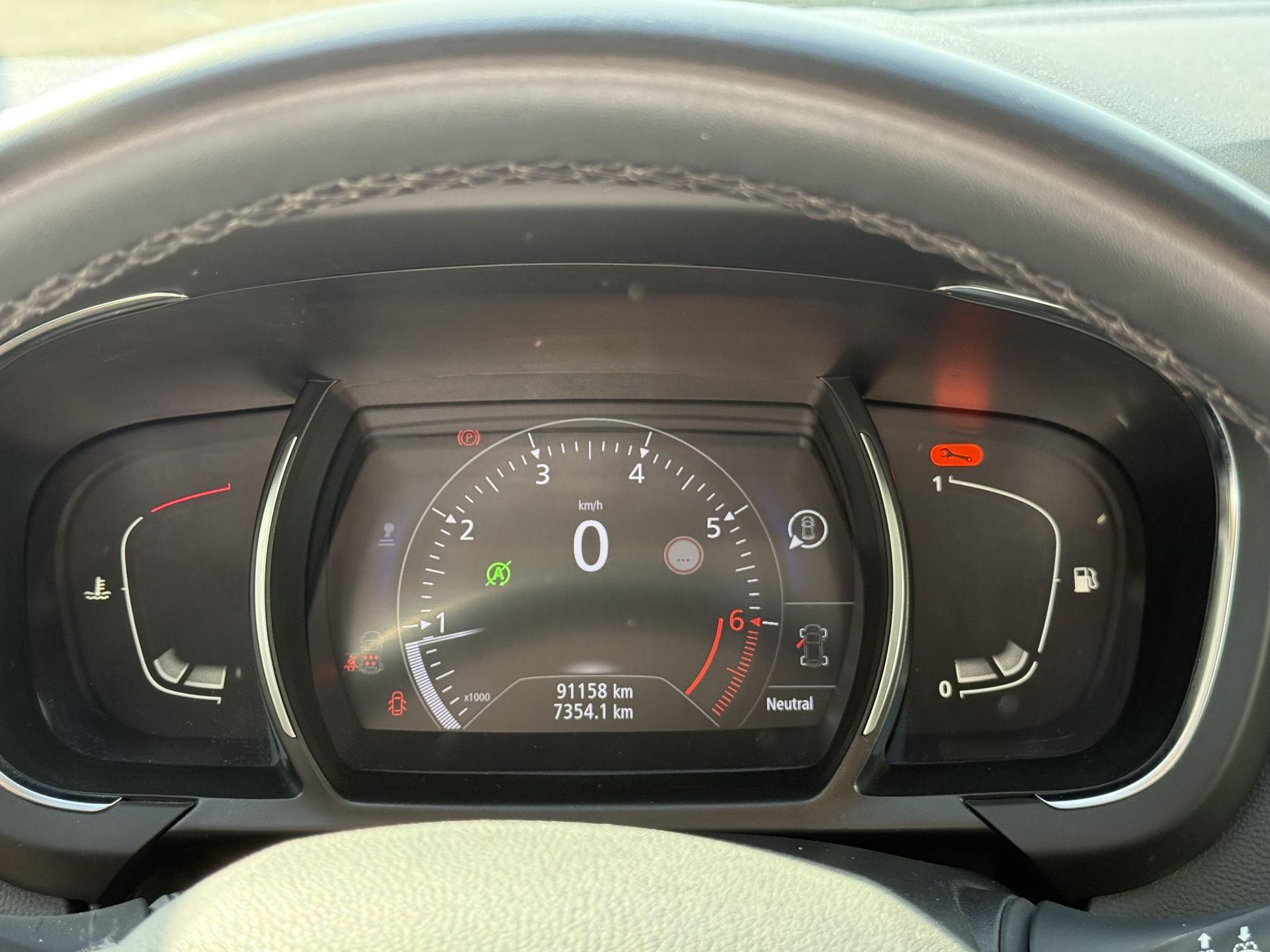 Renault GrandScénic met kenteken KLJ-38-G – dashboard