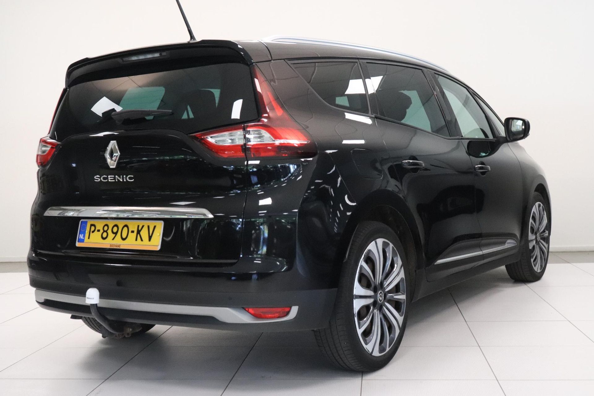 Renault GrandScénic met kenteken P-890-KV – achteraanzicht