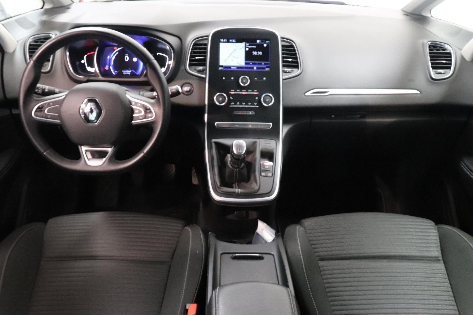 Renault GrandScénic met kenteken P-890-KV – interieur