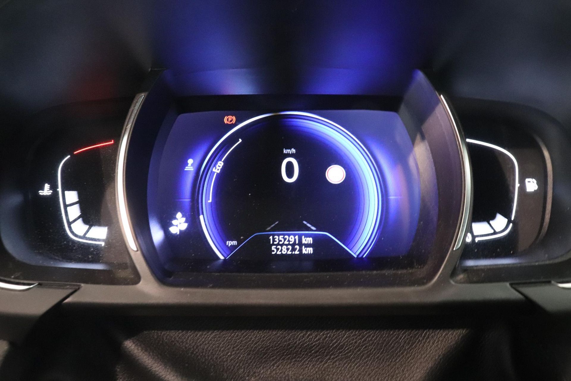 Renault GrandScénic met kenteken P-890-KV – dashboard