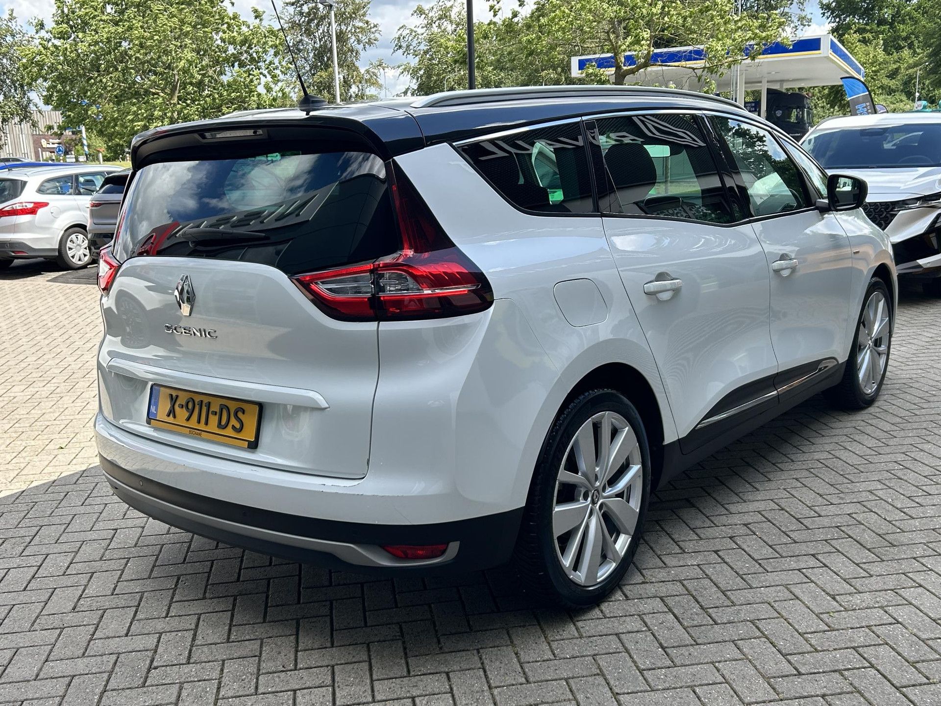 Renault GrandScénic met kenteken X-911-DS – achteraanzicht