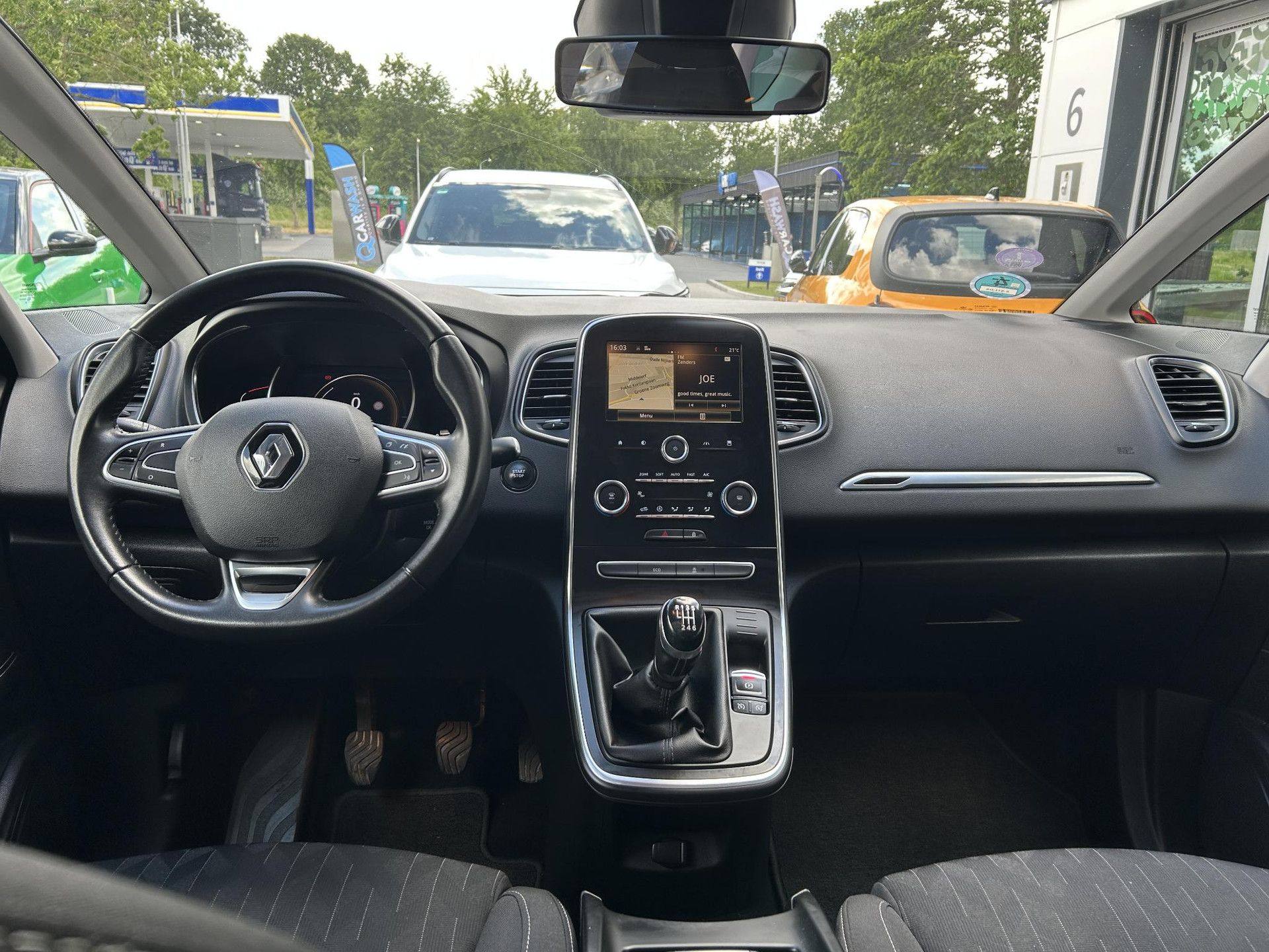 Renault GrandScénic met kenteken X-911-DS – interieur