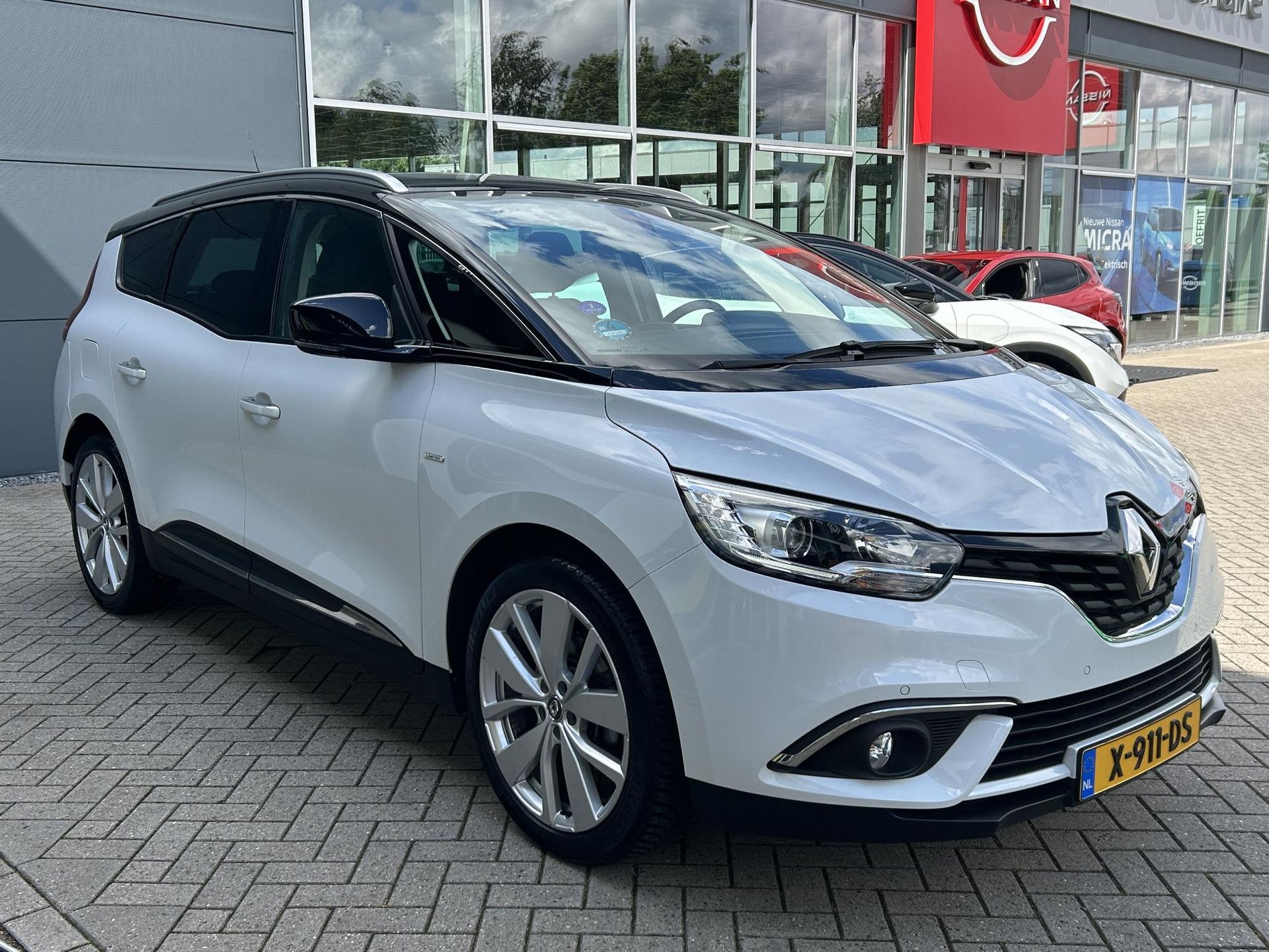 Renault GrandScénic met kenteken X-911-DS – detailfoto