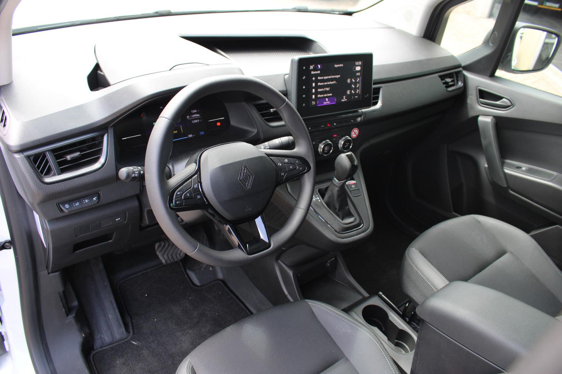 Renault Kangoo met kenteken V-77-PGT – interieur