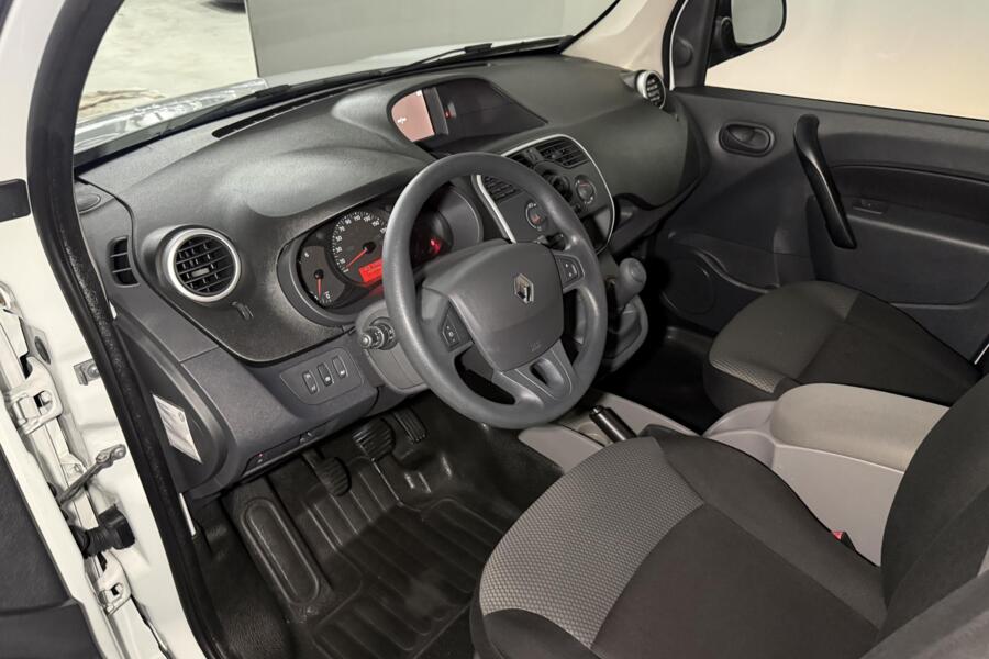 Renault Kangoo met kenteken V-017-TK – achteraanzicht