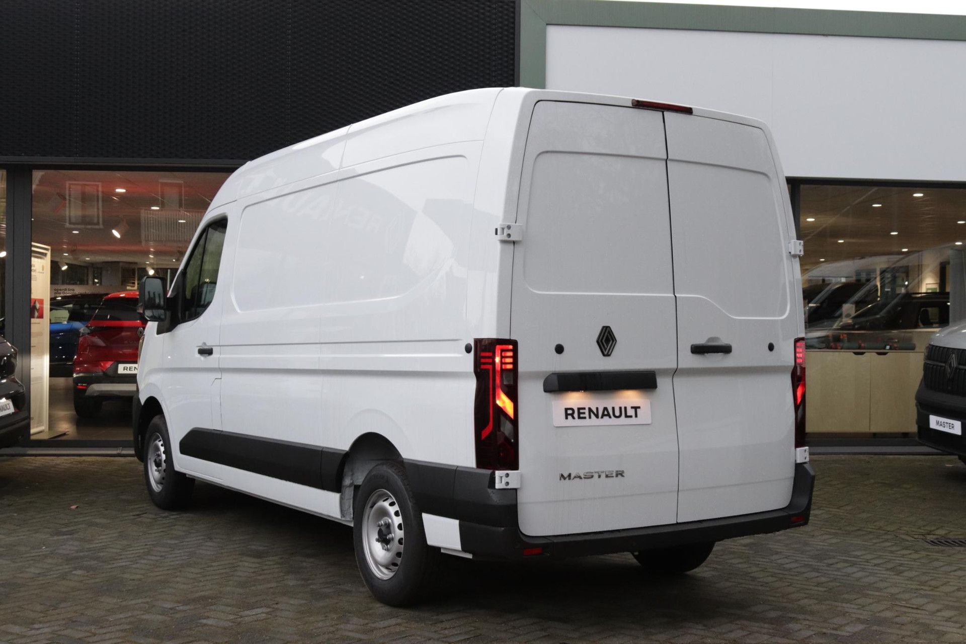 Renault Master met kenteken V-09-KRJ – achteraanzicht