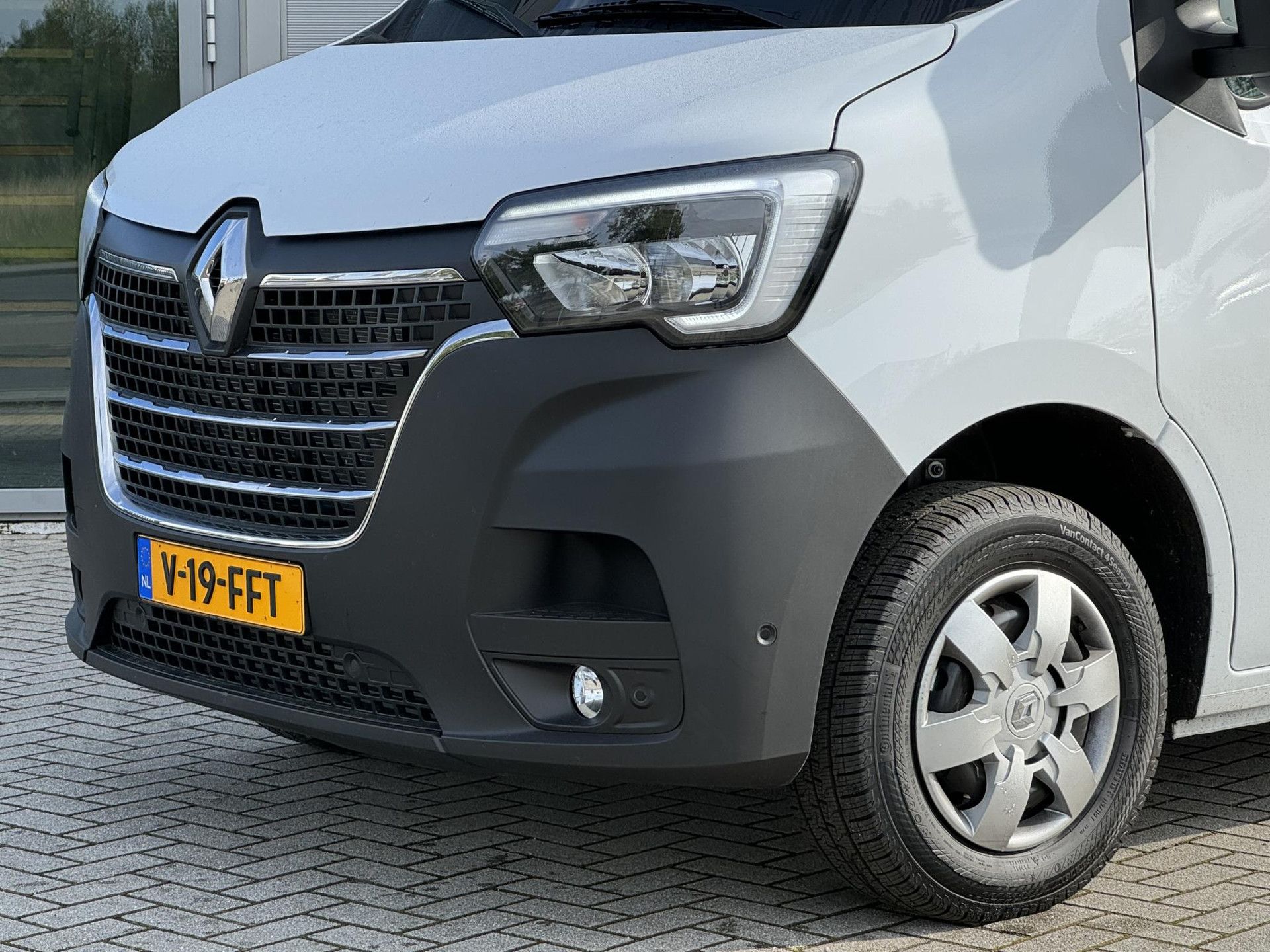 Renault Master met kenteken V-19-FFT – achteraanzicht