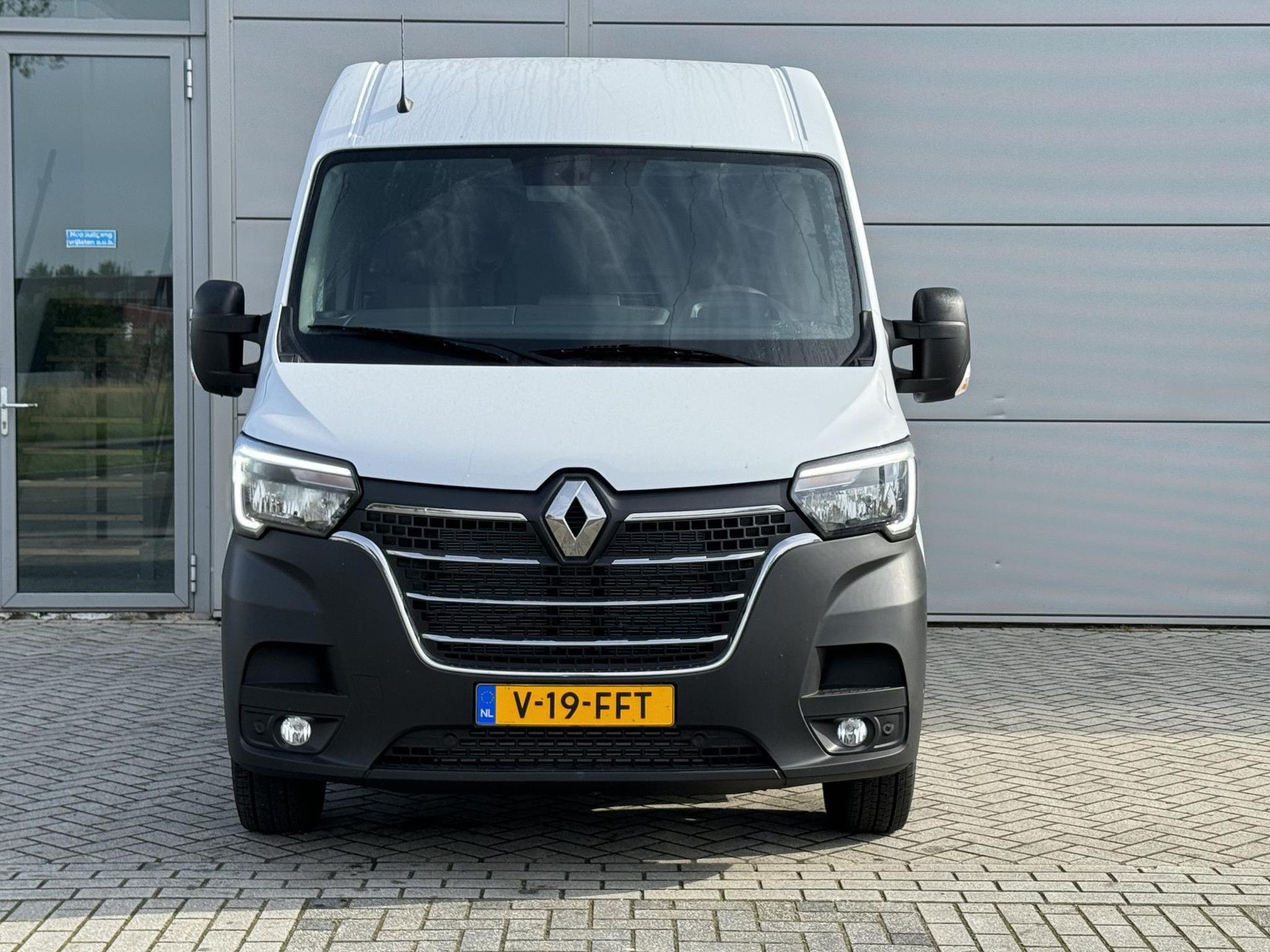 Renault Master met kenteken V-19-FFT – detailfoto