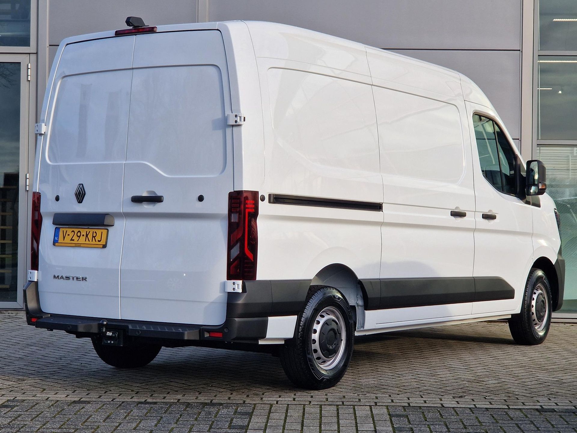 Renault Master met kenteken V-29-KRJ – achteraanzicht
