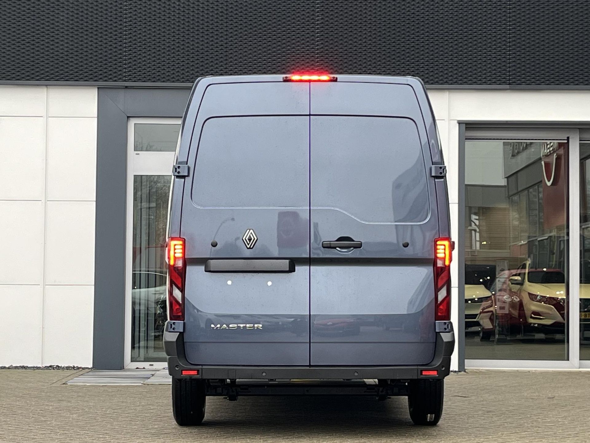 Renault Master met kenteken V-74-KRH – achteraanzicht