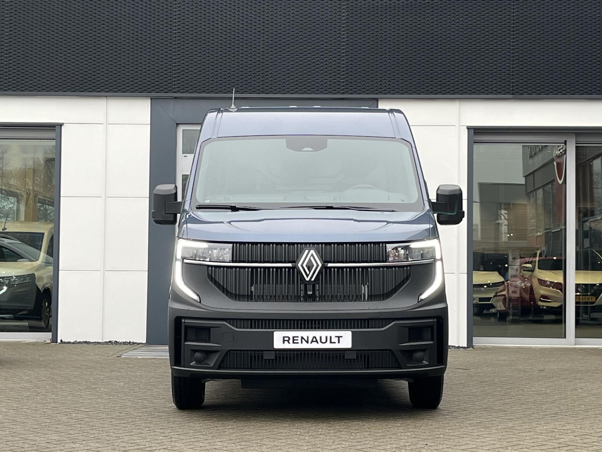 Renault Master met kenteken V-74-KRH – detailfoto