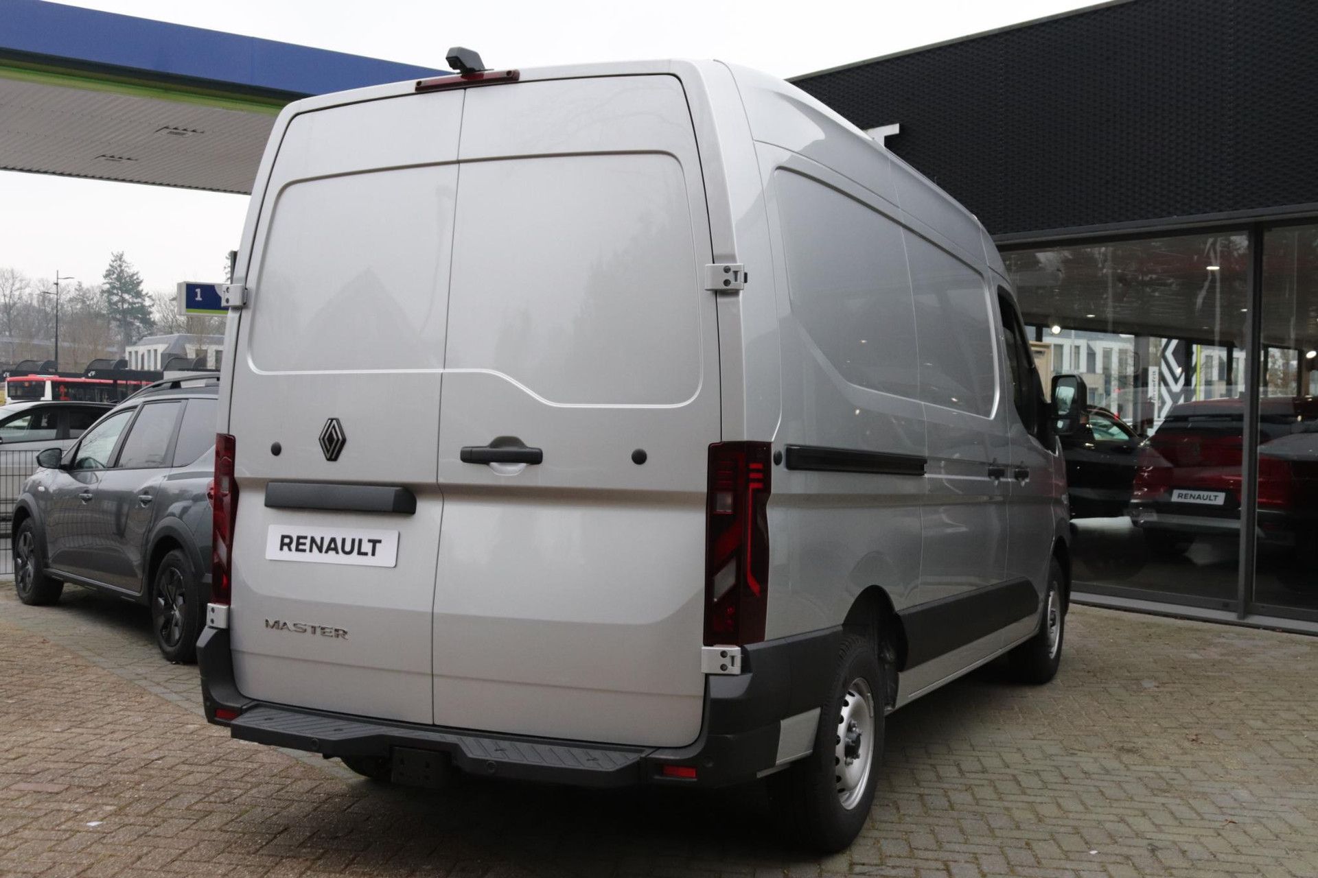 Renault Master met kenteken V-87-KRH – achteraanzicht