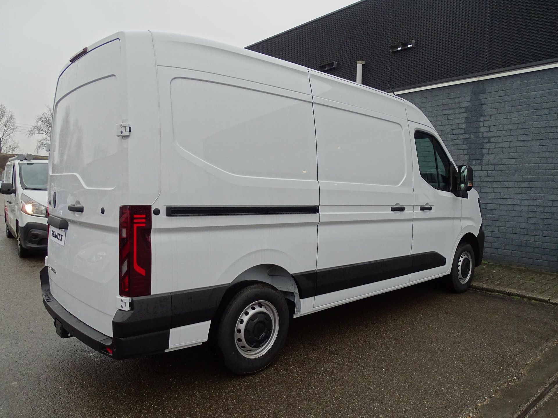 Renault Master met kenteken V-95-KRH – achteraanzicht
