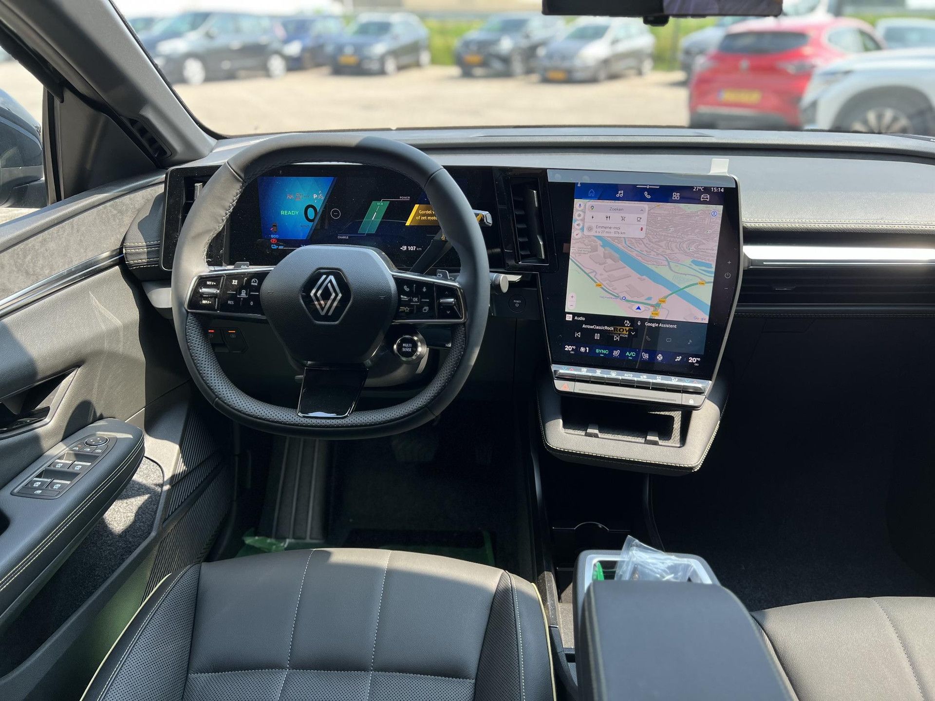Renault MeganeE-Tech met kenteken HVF-83-N – achteraanzicht