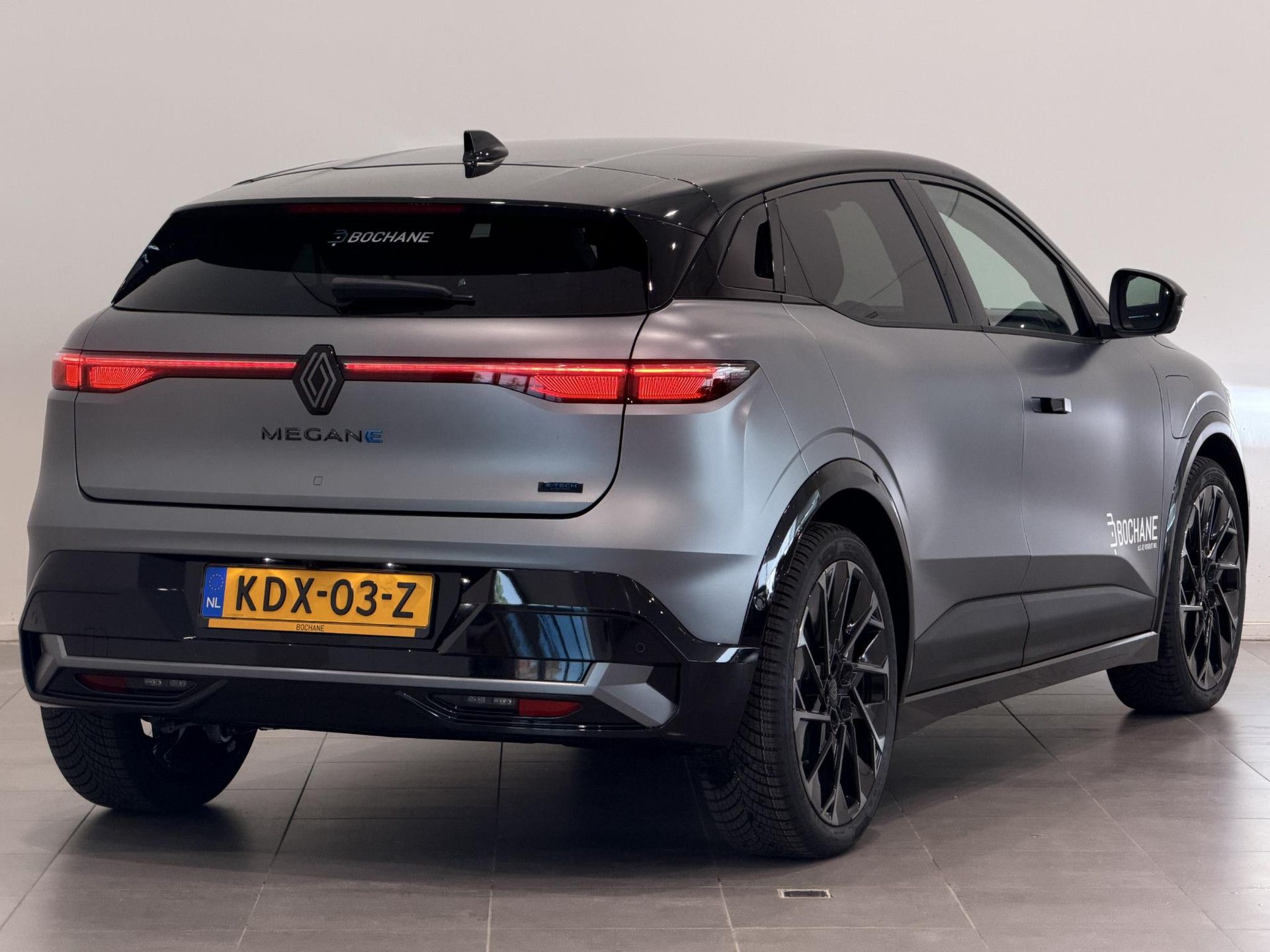 Renault MeganeE-Tech met kenteken KDX-03-Z – achteraanzicht