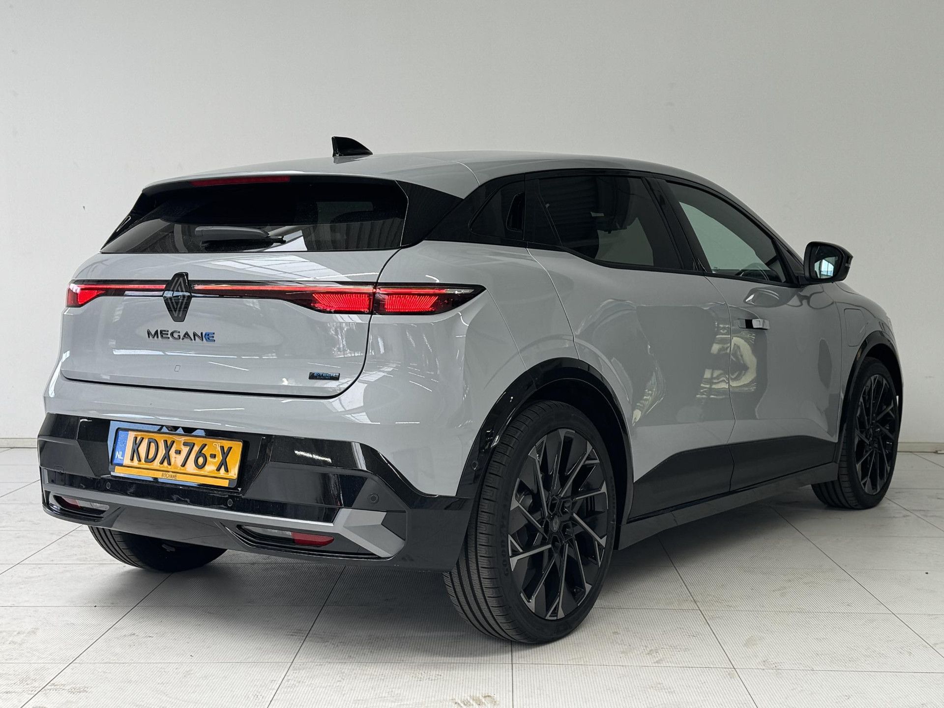 Renault MeganeE-Tech met kenteken KDX-76-X – achteraanzicht