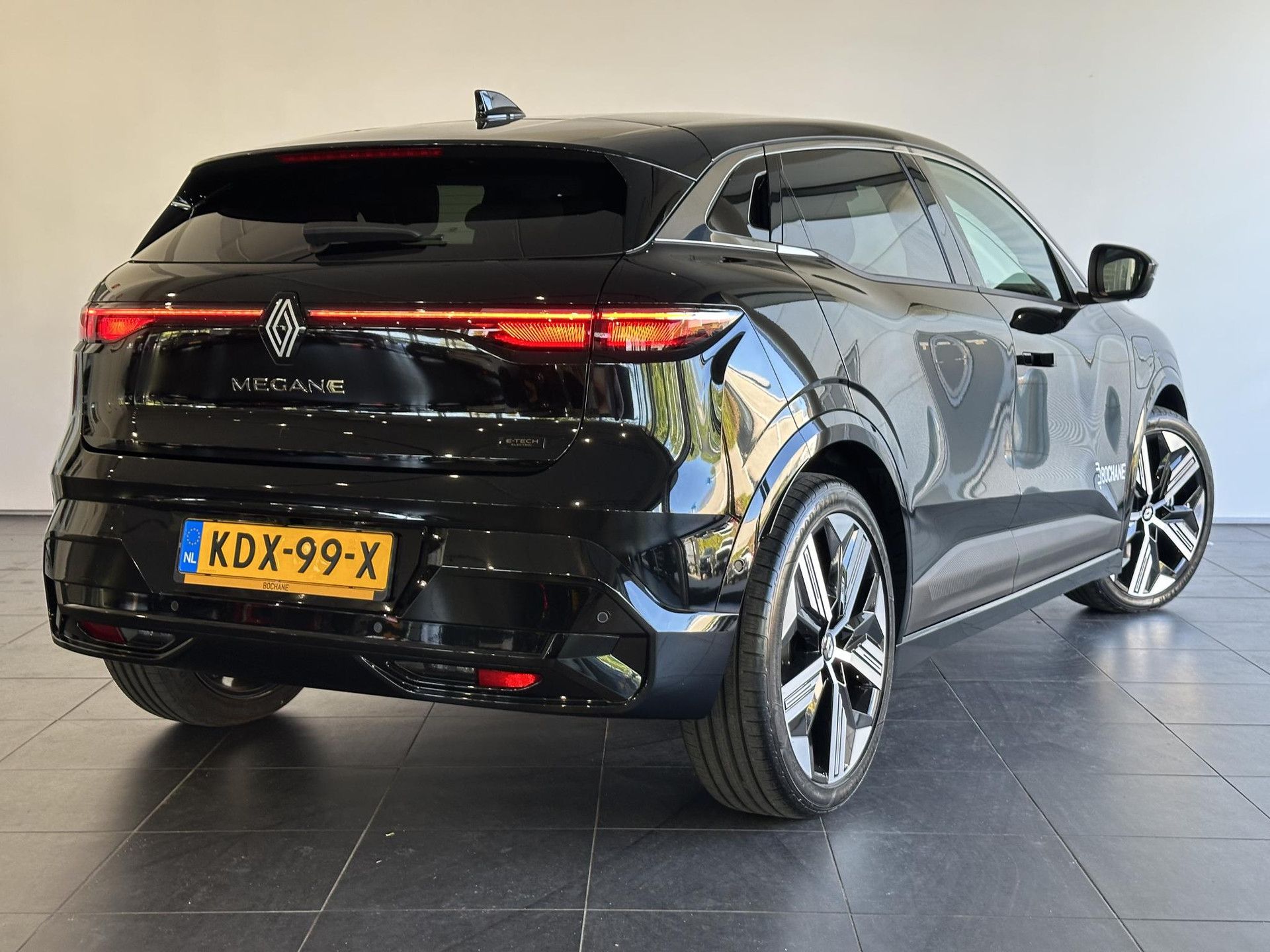 Renault MeganeE-Tech met kenteken KDX-99-X – achteraanzicht
