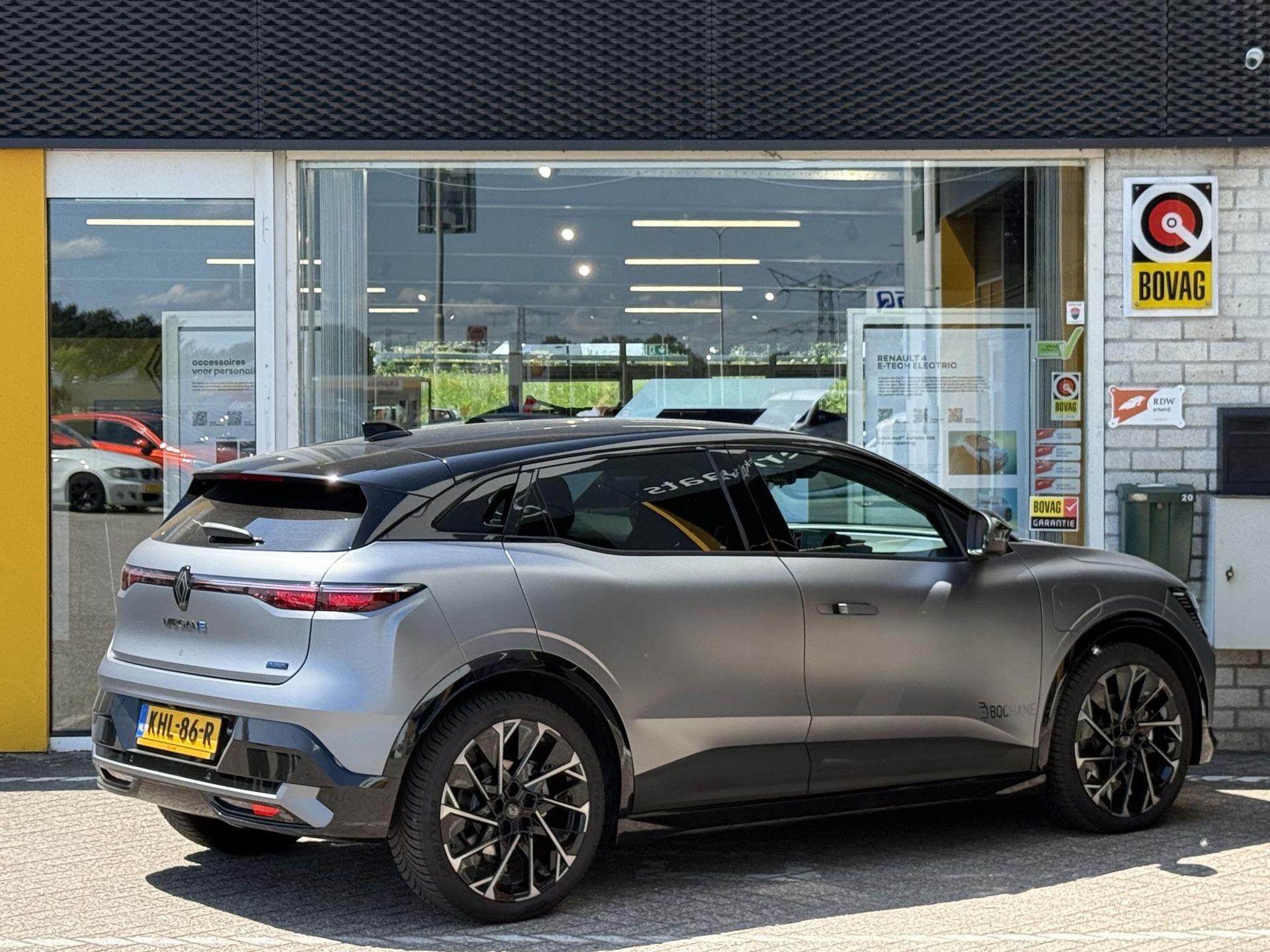 Renault MeganeE-Tech met kenteken KHL-86-R – achteraanzicht