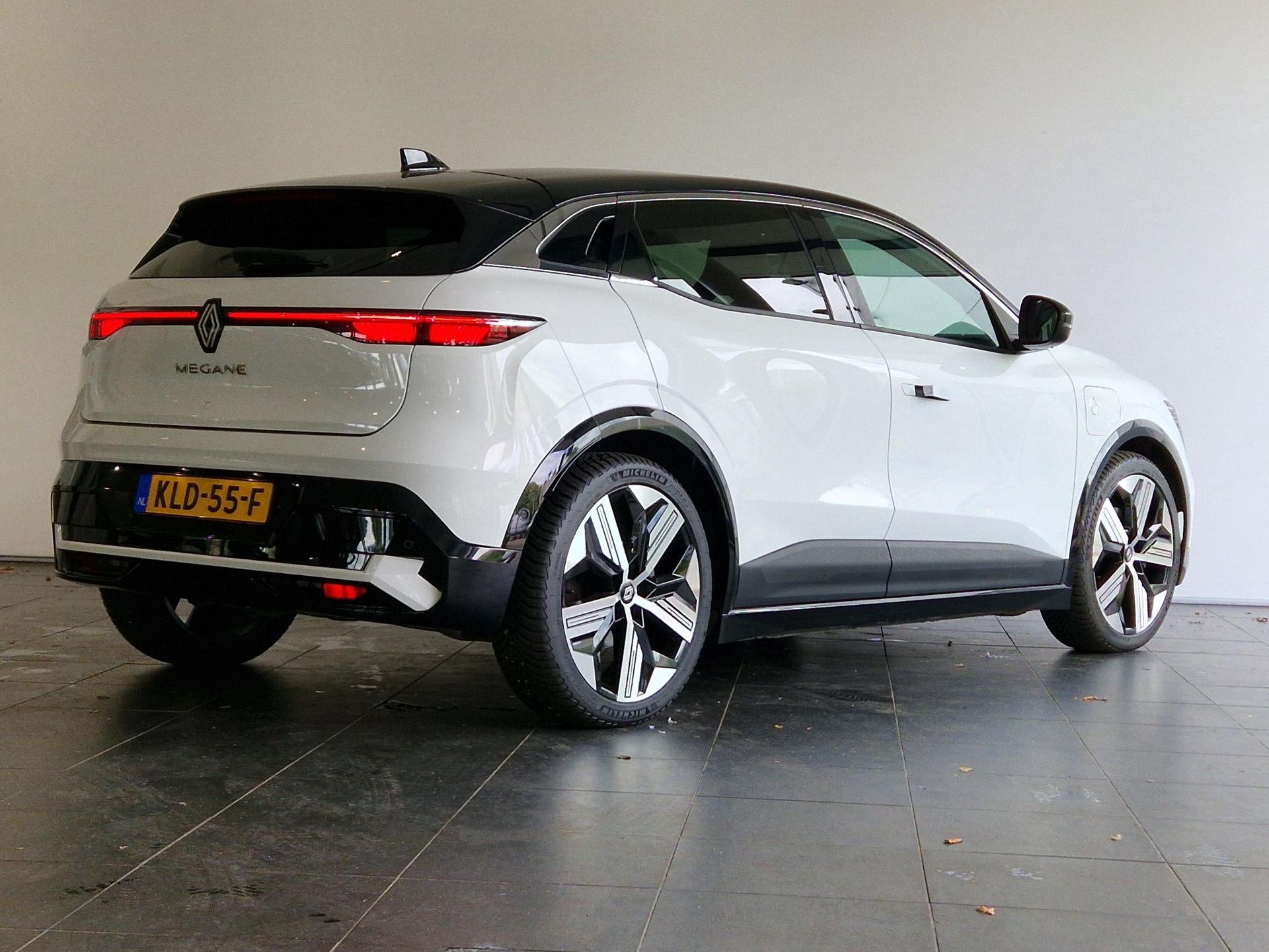 Renault MeganeE-Tech met kenteken KLD-55-F – achteraanzicht