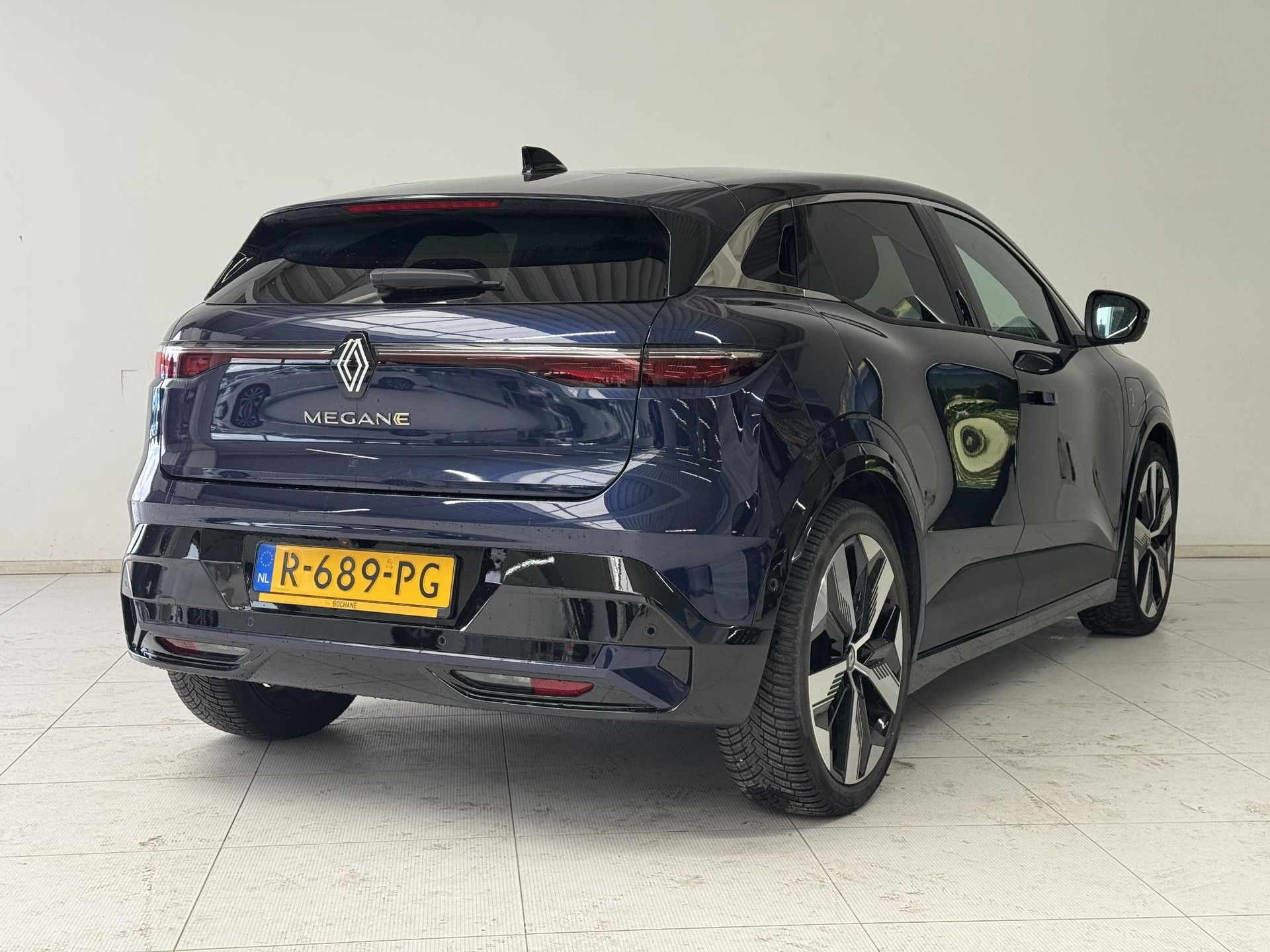 Renault MeganeE-Tech met kenteken R-689-PG – achteraanzicht