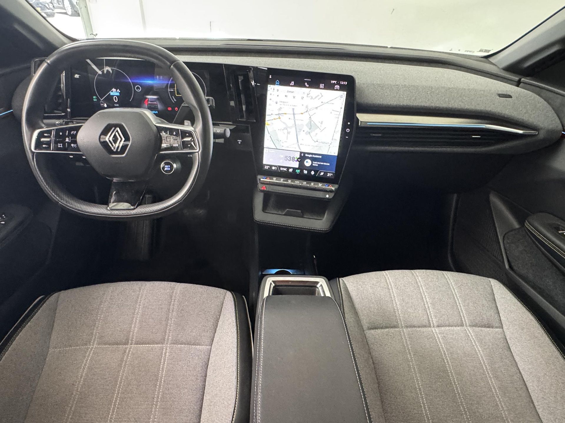 Renault MeganeE-Tech met kenteken R-689-PG – interieur