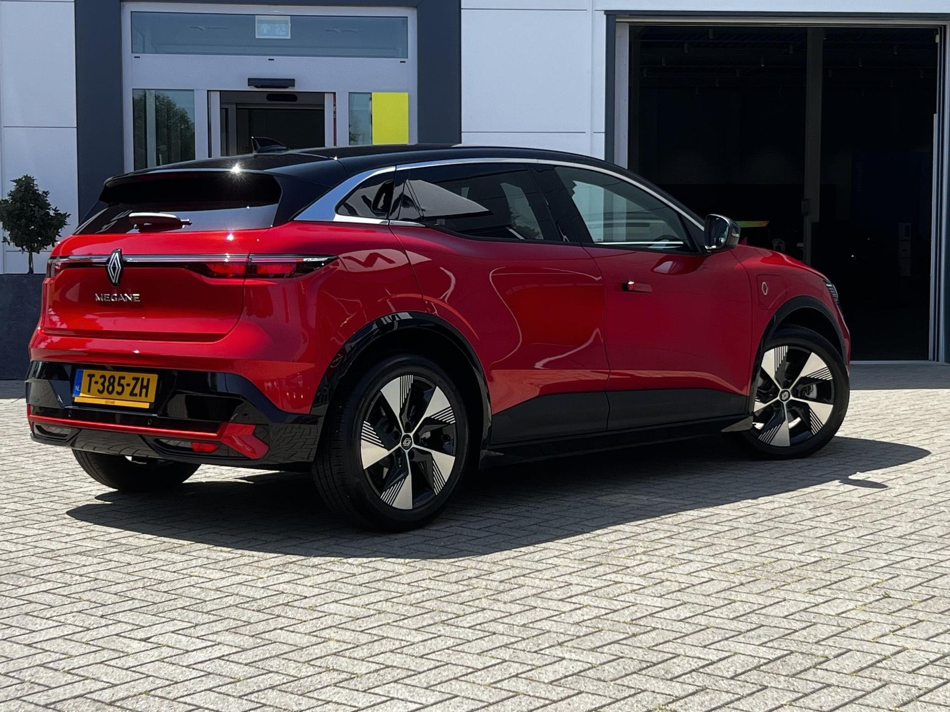 Renault MeganeE-Tech met kenteken T-385-ZH – achteraanzicht
