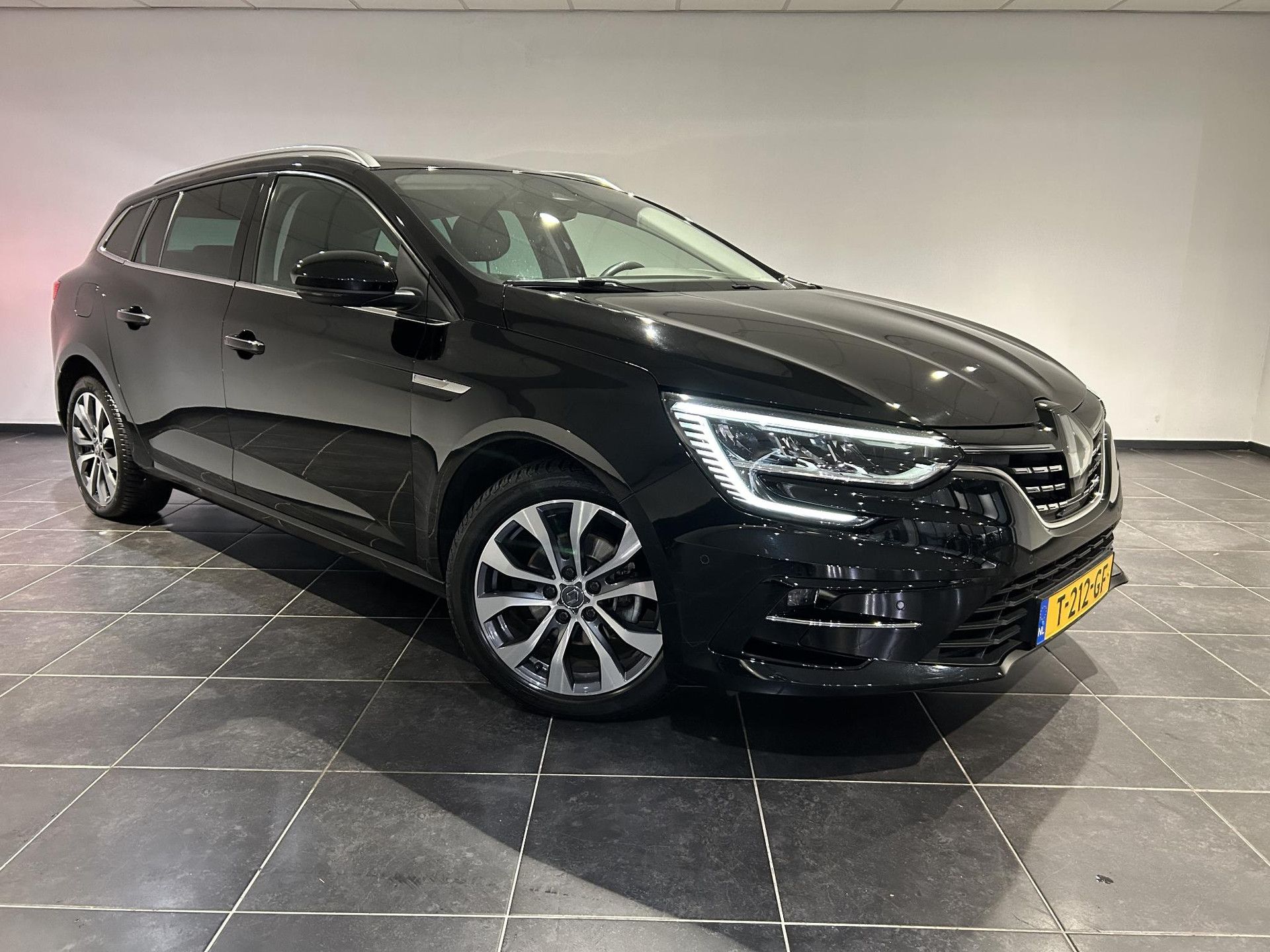 Renault MéganeEstate met kenteken T-212-GF – detailfoto